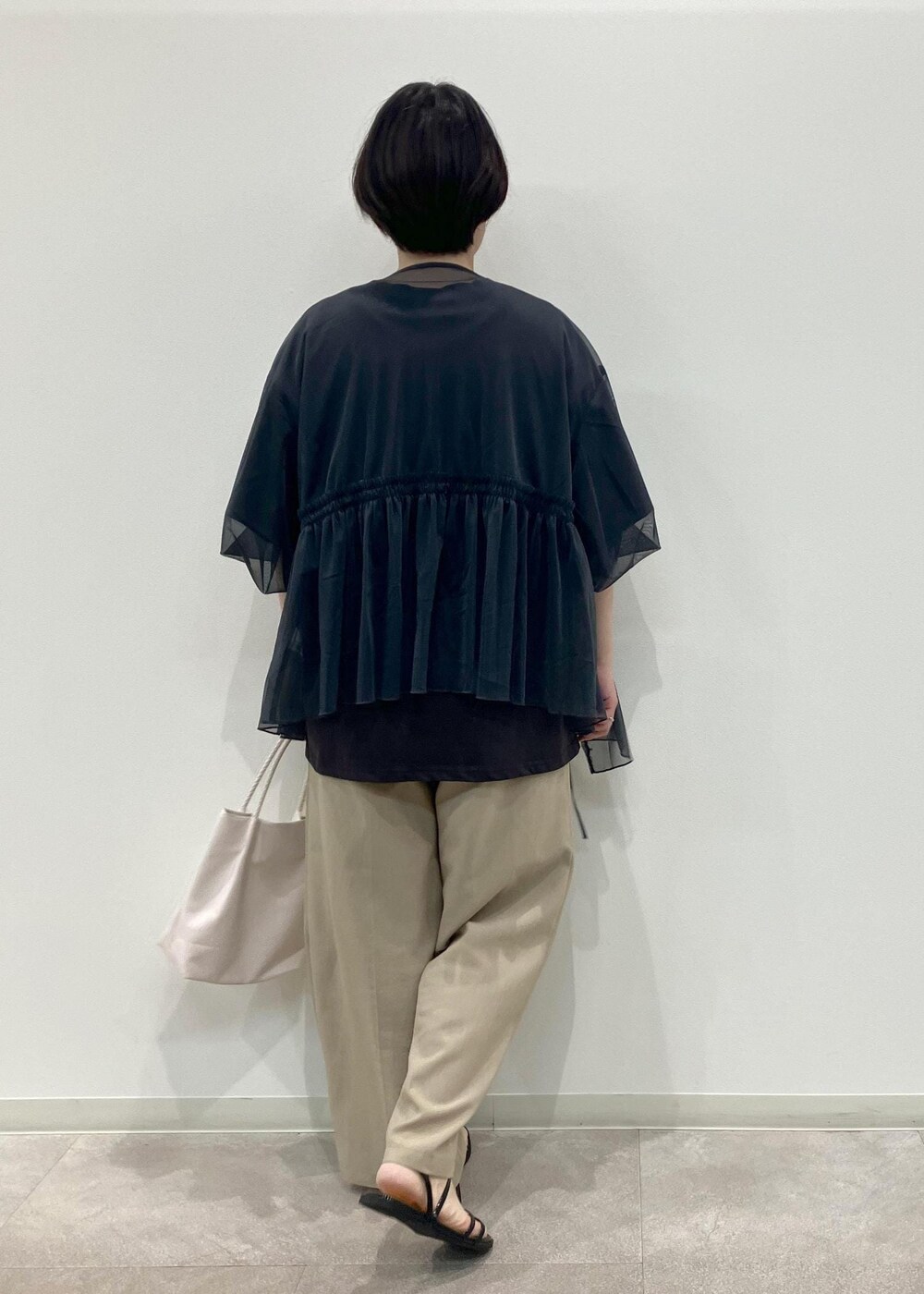 「GIX14090、GIA14190、GSM14040、GDS14130、GDK14090、大人カジュアル、骨格ストレート、24SS夏の新作、麻調シアーシリーズ、セットアップ対応、ワイドパンツ、サンダル、デザインT、Tシャツ、トップス」｜「ROPE' PICNICの洗えるメッシュハンドルミドルトートバッグ（トートバッグ、ホワイト系）」を使った、ゆんさん（レディース・155cm）の夏コーディネートの4枚目の写真