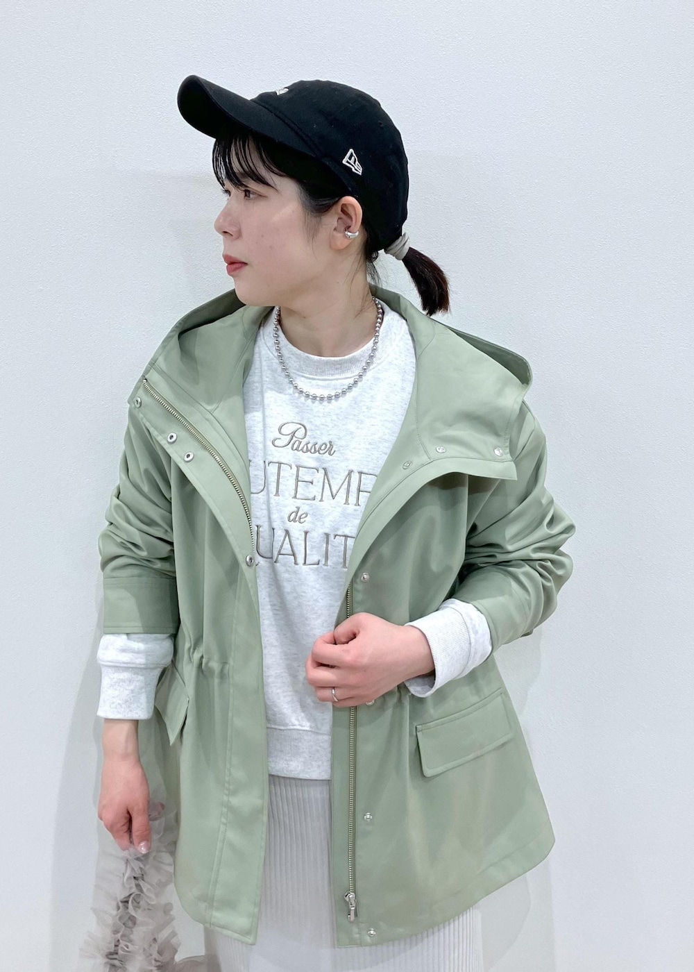 「春コーデ、運動会コーデ、お出かけコーデ、アウトドアコーデ、女子会コーデ、大人カジュアル、スカートスタイル、体型カバー、ROPÉ PICNIC、ストレート、ブルべ夏、混合、トップス、スウェット、ジャケット/アウター」｜「ROPE' PICNICのシアーフリルワンハンドルバッグ（ショルダーバッグ、ベージュ系）」を使った、ゆんさん（レディース・155cm）の春コーディネートの7枚目の写真