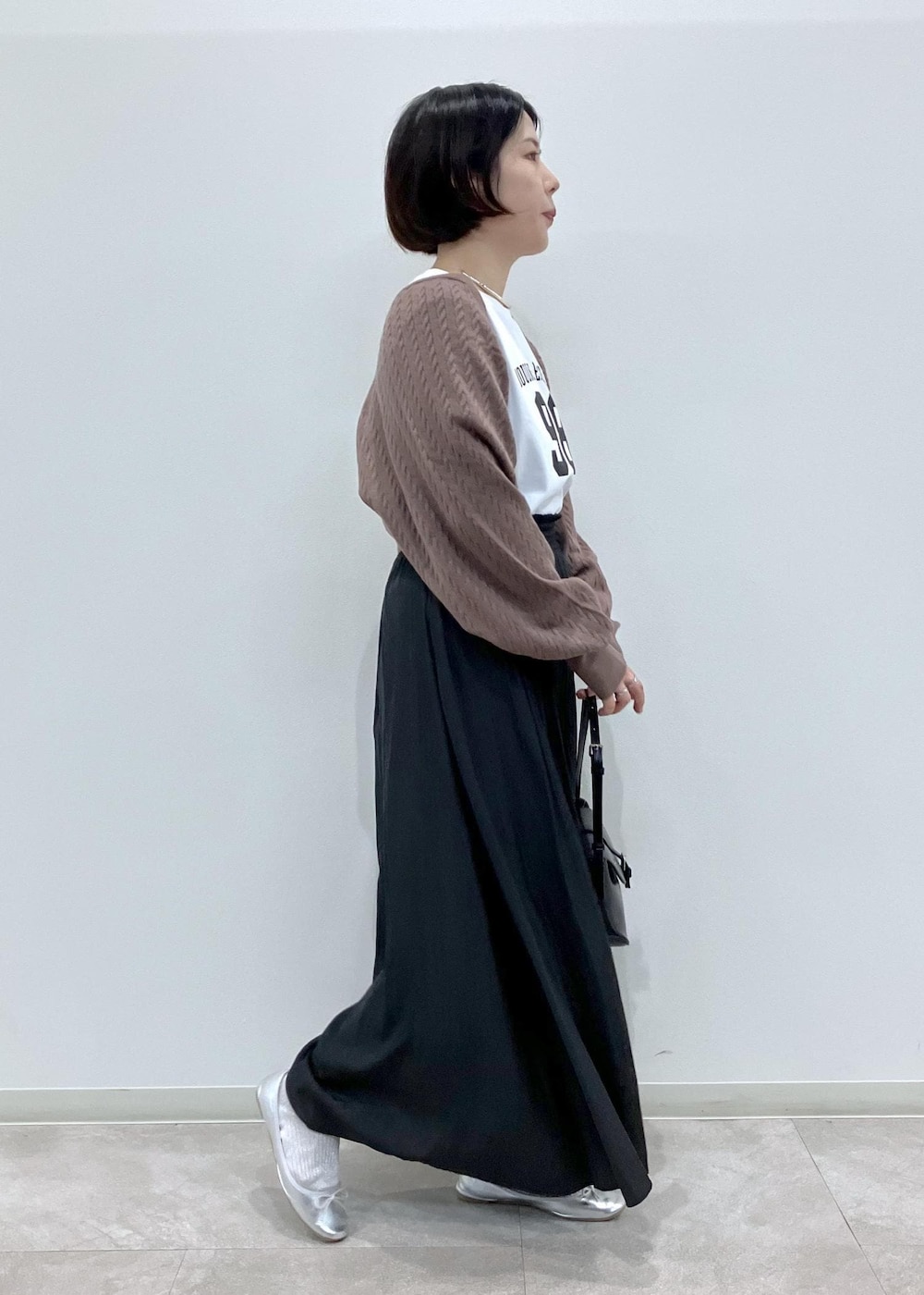 「初秋コーデ、秋コーデ、女子会コーデ、パンツスタイル、モノトーンコーデ、ROPÉ PICNIC、ストレート、ブルべ夏、混合、低身長、トップス、Tシャツ/カットソー、カーディガン、パンツ、バッグ」｜「ROPE' PICNICの【ご好評につき新色追加】さらさらアソート柄スカーチョ（その他パンツ、グレー系）」を使った、ゆんさん（レディース・155cm）の秋コーディネートの4枚目の写真