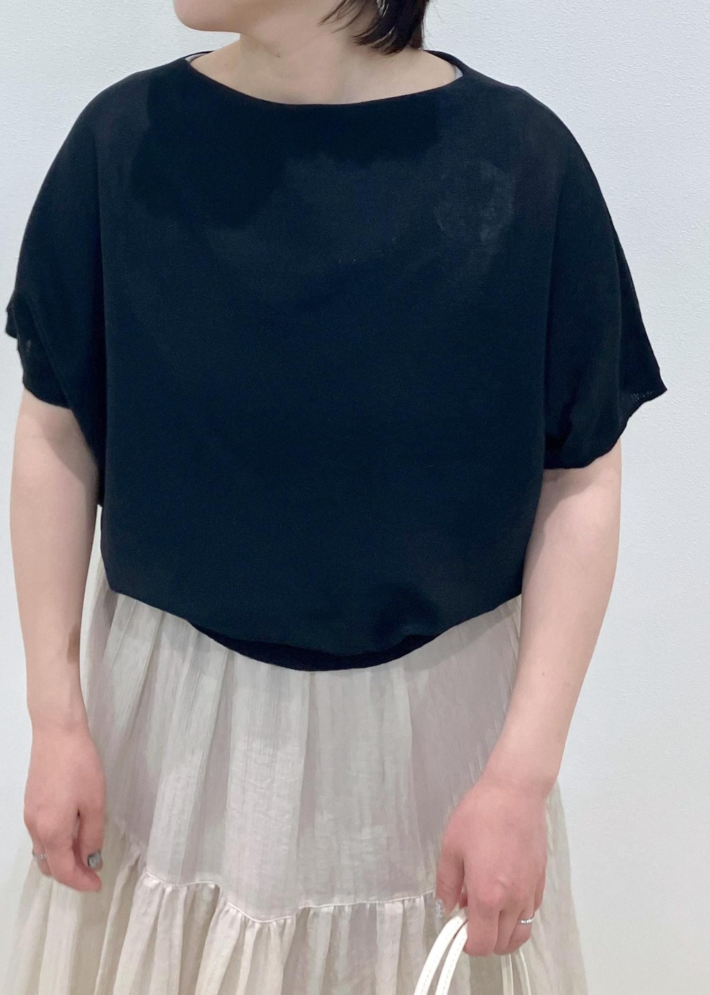 「初夏コーデ、夏コーデ、お出かけコーデ、推し活コーデ、女子会コーデ、スカートスタイル、ROPÉ PICNIC、ストレート、ブルべ夏、混合、トップス、ニット/セーター、スカート、バッグ、トートバッグ」｜「ROPE' PICNICの洗える3層ミドルトートバッグ（トートバッグ、ホワイト系）」を使った、ゆんさん（レディース・155cm）の春コーディネートの7枚目の写真