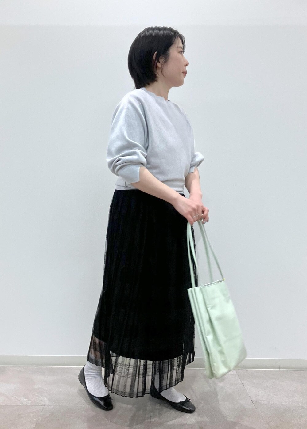 「春コーデ、初夏コーデ、授業参観日コーデ、デートコーデ、お出かけコーデ、女子会コーデ、スカートスタイル、ROPÉ PICNIC、ストレート、ブルべ夏、混合、トップス、ニット/セーター、スカート、バッグ」｜「ROPE' PICNICのレイヤードにも/プリーツレーススカート（スカート、ブラック系）」を使った、ゆんさん（レディース・155cm）の春コーディネートの4枚目の写真