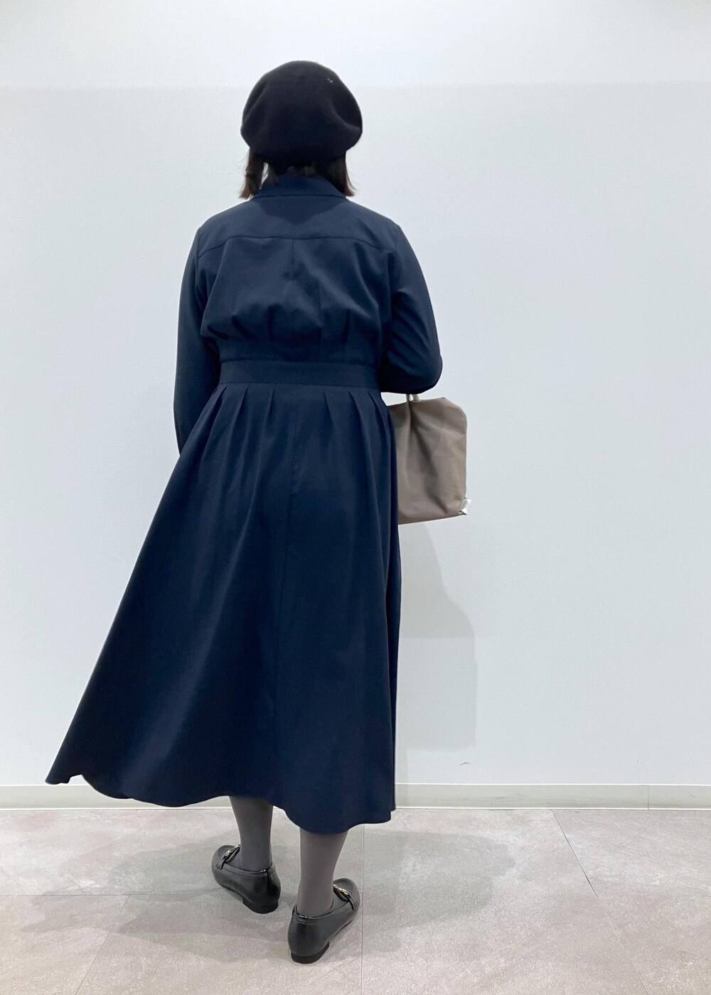 「冬コーデ、授業参観日コーデ、お正月・初詣コーデ、きれいめコーデ、ROPÉ PICNIC、ストレート、ブルべ夏、混合、トップス、ニット/セーター、ワンピース、シャツワンピース、バッグ、ショルダーバッグ、シューズ」｜「Legato Largoの【一部店舗限定】【Legato Largo/レガートラルゴ】肩楽ショルダーバッグ（ショルダーバッグ、ブラウン系）」を使った、ゆんさん（レディース・155cm）の冬コーディネートの5枚目の写真