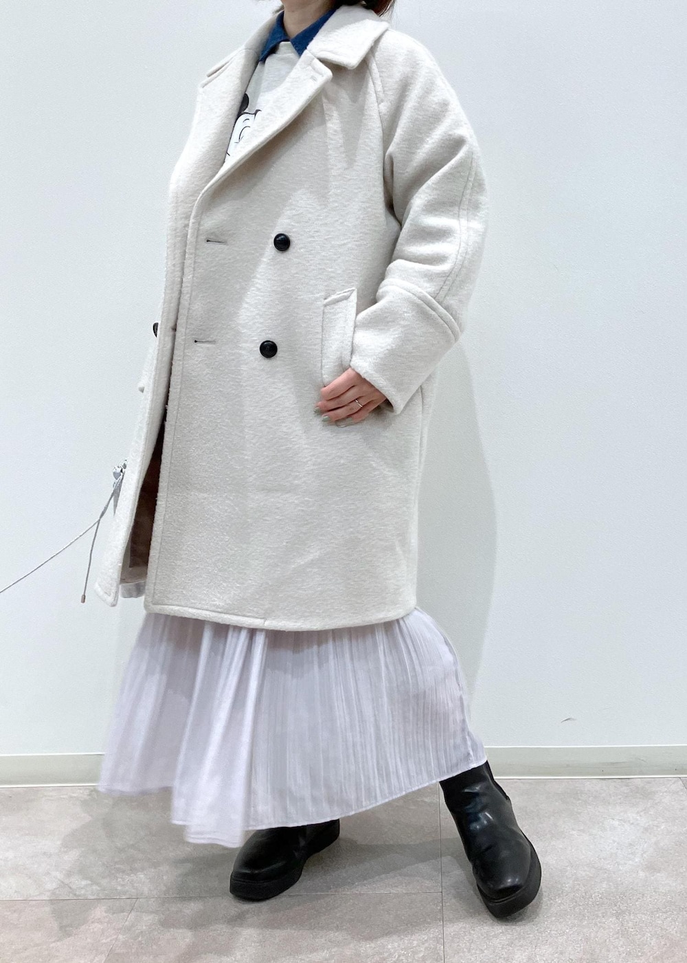 「ROPÉ PICNIC、ストレート、ブルべ夏、混合、トップス、シャツ/ブラウス、スウェット、ジャケット/アウター、ピーコート、スカート、バッグ、ショルダーバッグ、シューズ、ブーツ、GDC14160」｜「ROPE' PICNICの【新色追加】着丈が選べるエアリープリーツスカート（スカート、グレー系）」を使った、ゆんさん（レディース・155cm）の冬コーディネートの3枚目の写真