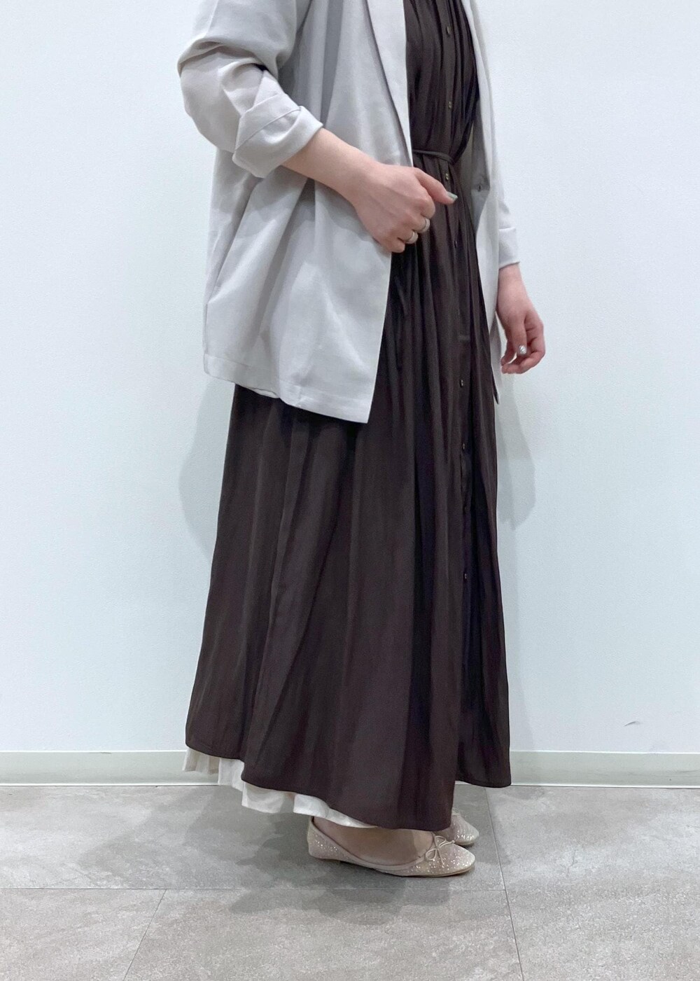 「初夏コーデ、夏コーデ、初秋コーデ、デートコーデ、お出かけコーデ、旅行コーデ、女子会コーデ、レイヤード、スカートスタイル、体型カバー、ROPÉ PICNIC、ストレート、ブルべ夏、混合、ジャケット/アウター」｜「ROPE' PICNICの着丈選べる/接触冷感・UVカット/割繊ハーフスリーブワンピース（ワンピース、ブラウン系）」を使った、ゆんさん（レディース・155cm）の春コーディネートの6枚目の写真