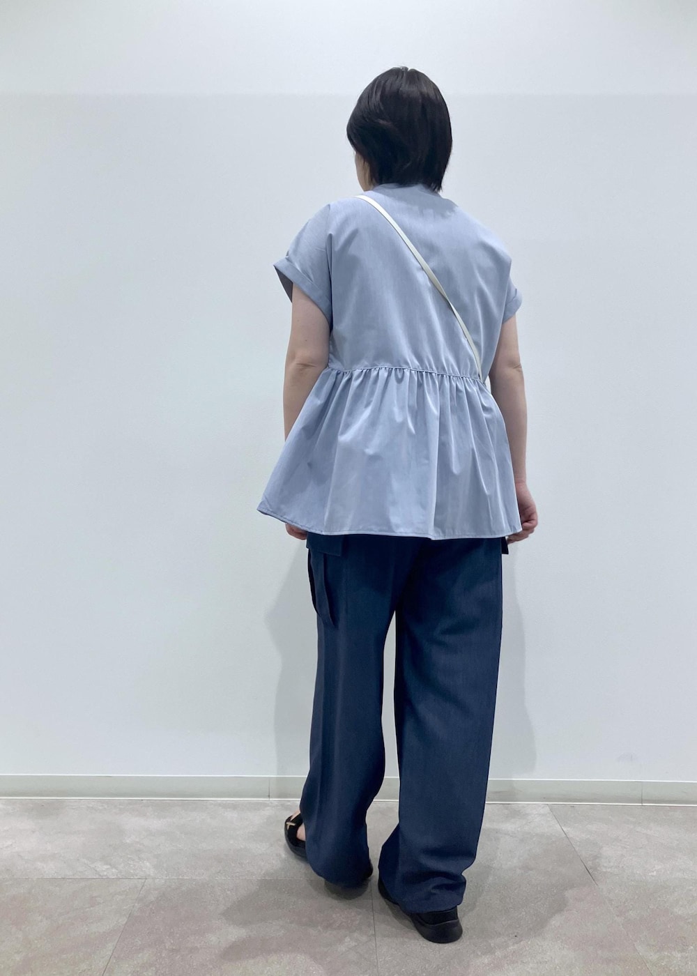 「初夏コーデ、夏コーデ、お出かけコーデ、旅行コーデ、パンツスタイル、ROPÉ PICNIC、ストレート、ブルべ夏、混合、トップス、シャツ/ブラウス、パンツ、カーゴパンツ、バッグ、ショルダーバッグ」｜「ROPE' PICNICの撥水加工/ミニショルダーバッグ（ショルダーバッグ、ベージュ系）」を使った、ゆんさん（レディース・155cm）の春コーディネートの3枚目の写真