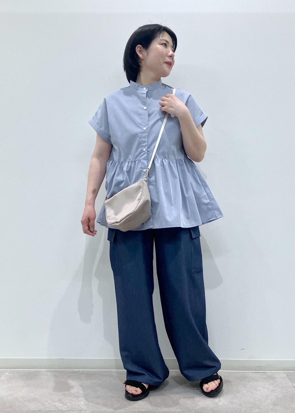 「初夏コーデ、夏コーデ、お出かけコーデ、旅行コーデ、大人カジュアル、ROPÉ PICNIC、ストレート、ブルべ夏、混合、トップス、シャツ/ブラウス、ジャケット/アウター、ブルゾン、パンツ、カーゴパンツ」｜「ROPE' PICNICの【UV対応・防シワ】フレンチペプラムシャツ（シャツ/ブラウス、ブルー系）」を使った、ゆんさん（レディース・155cm）の春コーディネートの10枚目の写真