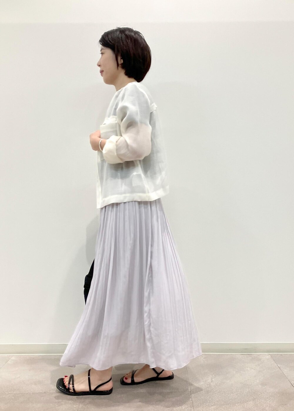 「春コーデ、お出かけコーデ、大人カジュアル、ROPÉ PICNIC、ストレート、ブルべ夏、混合、低身長、トップス、カーディガン、スカート、バッグ、ショルダーバッグ、シューズ、サンダル」｜「ROPE' PICNICのスキニーストラップフラットサンダル（サンダル、ブラック系）」を使った、ゆんさん（レディース・155cm）の夏コーディネートの2枚目の写真