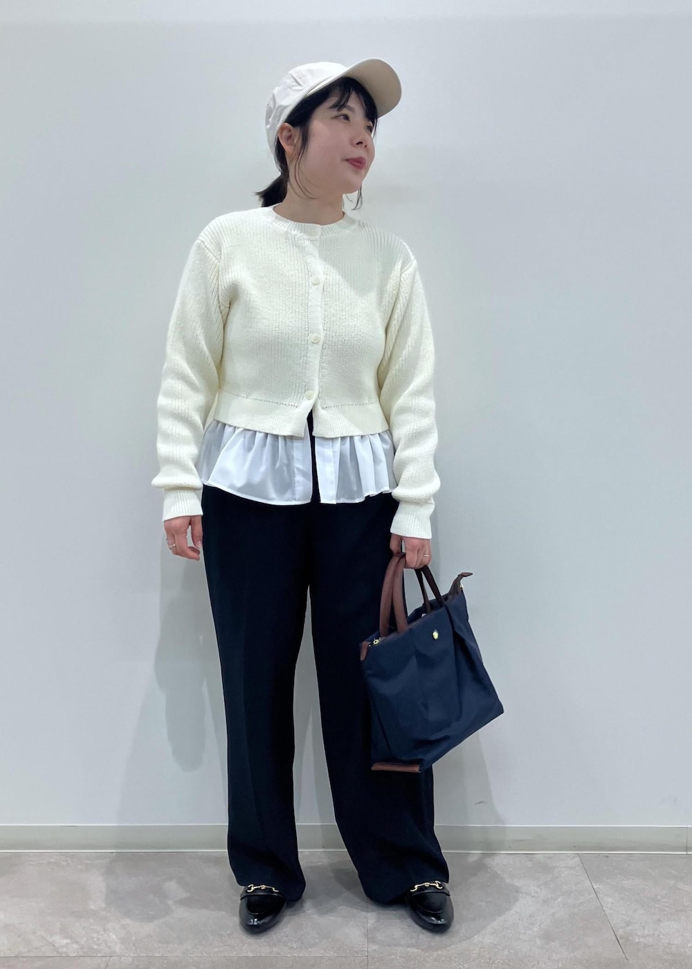 「春アウター、春コーデ、お出かけコーデ、旅行コーデ、女子会コーデ、大人カジュアル、パンツスタイル、ROPÉ PICNIC、ストレート、ブルべ夏、混合、トップス、カーディガン、ジャケット/アウター、トレンチコート」｜「Legato Largoの【一部店舗限定】【Legato Largo/レガートラルゴ】肩楽ショルダーバッグ（ショルダーバッグ、ブルー系）」を使った、ゆんさん（レディース・155cm）の冬コーディネートの7枚目の写真