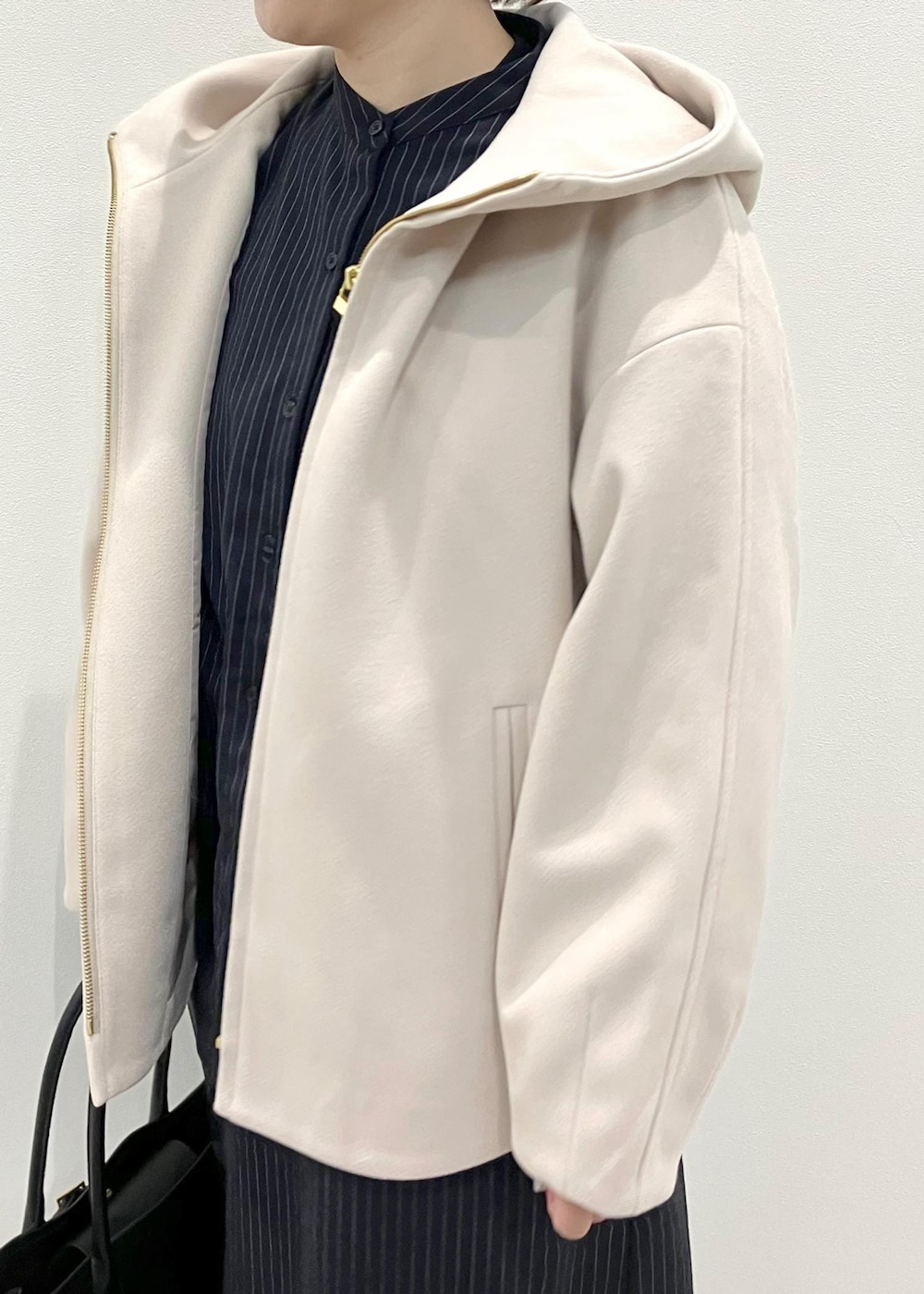 ブラック系のトートバッグ、ブルー系のワンピース、ブラック系のパンプスを着用したレディースの秋コーディネートの5枚目の写真