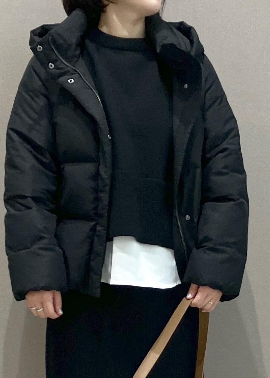 ブラック系のニット/セーター、ブラック系のスカート、ブラック系のダウンジャケット/コートを着用したレディースの冬コーディネートの6枚目の写真