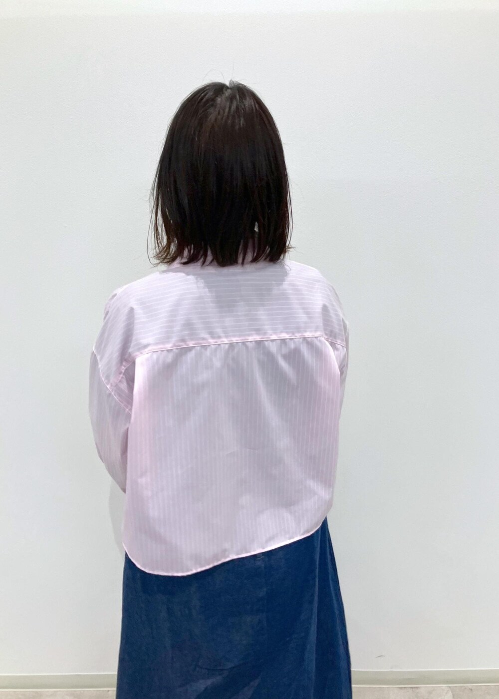 「お花見コーデ、春コーデ、お出かけコーデ、推し活コーデ、女子会コーデ、体型カバー、ROPÉ PICNIC、ストレート、ブルべ夏、混合、トップス、シャツ/ブラウス、ワンピース、バッグ、ボストンバッグ」｜「ROPE' PICNICのデニムワンピース（ワンピース、ブルー系）」を使った、ゆんさん（レディース・155cm）の春コーディネートの4枚目の写真