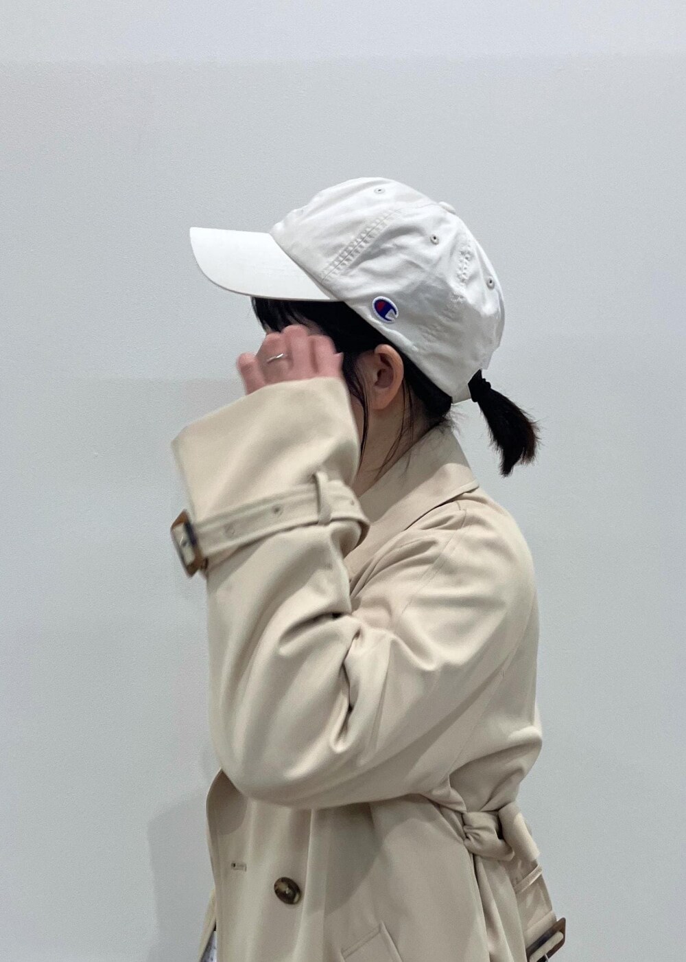 「春アウター、春コーデ、お出かけコーデ、旅行コーデ、女子会コーデ、大人カジュアル、パンツスタイル、ROPÉ PICNIC、ストレート、ブルべ夏、混合、トップス、カーディガン、ジャケット/アウター、トレンチコート」｜「Legato Largoの【一部店舗限定】【Legato Largo/レガートラルゴ】肩楽ショルダーバッグ（ショルダーバッグ、ブルー系）」を使った、ゆんさん（レディース・155cm）の冬コーディネートの4枚目の写真