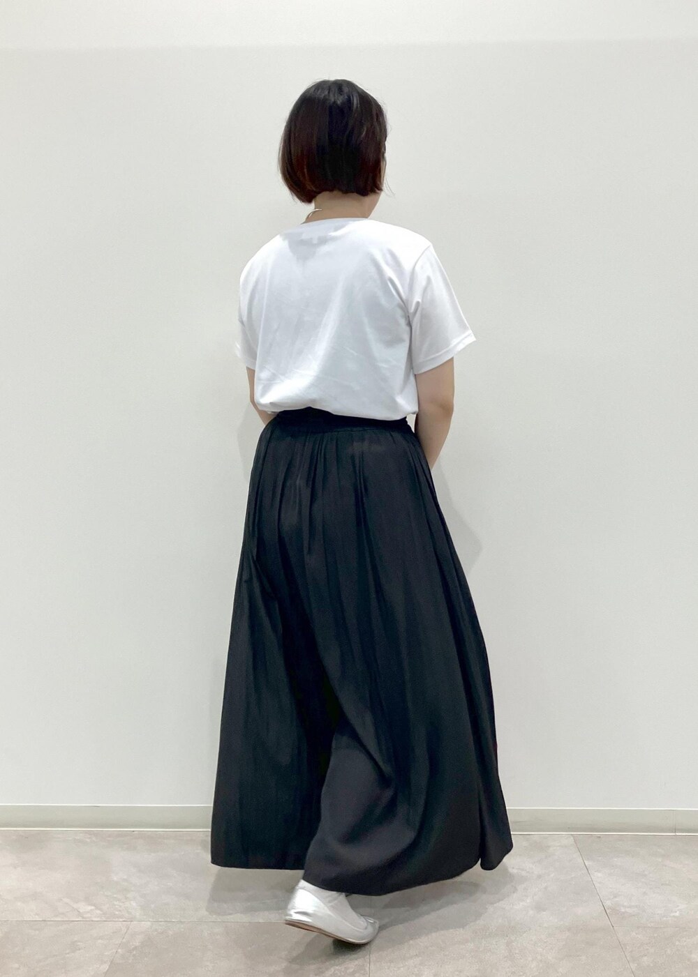 「初秋コーデ、秋コーデ、お出かけコーデ、推し活コーデ、大人カジュアル、ROPÉ PICNIC、ストレート、ブルべ夏、混合、低身長、トップス、Tシャツ/カットソー、パンツ、バッグ、トートバッグ」｜「ROPE' PICNICの【ご好評につき新色追加】さらさらアソート柄スカーチョ（その他パンツ、グレー系）」を使った、ゆんさん（レディース・155cm）の秋コーディネートの3枚目の写真