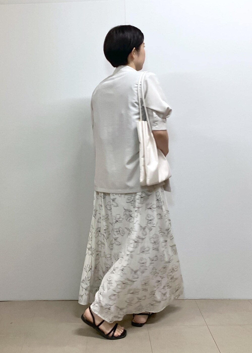 「夏コーデ、初秋コーデ、パンツスタイル、体型カバー、ROPÉ PICNIC、ストレート、ブルべ夏、混合、トップス、Tシャツ/カットソー、シャツ/ブラウス、パンツ、バッグ、トートバッグ、GDH15160」｜「ROPE' PICNICのイージースカーチョ/UVカット・洗濯機OK（その他パンツ、ホワイト系）」を使った、ゆんさん（レディース・155cm）の春コーディネートの4枚目の写真