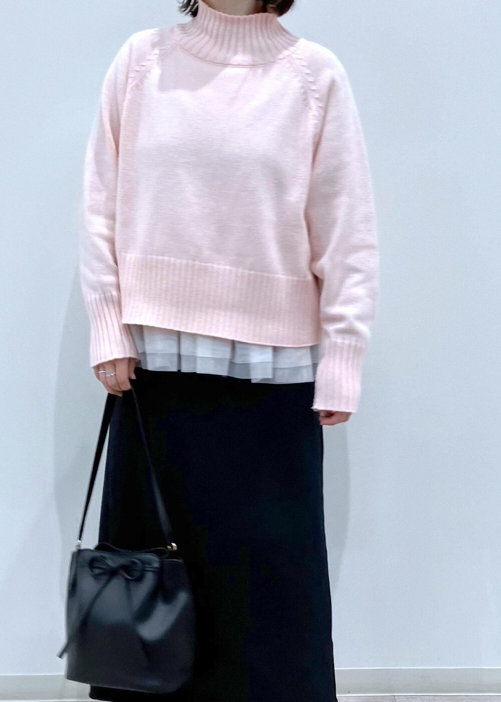 「初春コーデ、冬コーデ、授業参観日コーデ、デートコーデ、お出かけコーデ、推し活コーデ、お正月・初詣コーデ、女子会コーデ、スカートスタイル、ROPÉ PICNIC、ストレート、ブルべ夏、混合、トップス、ニット/セーター」｜「ROPE' PICNICの【3サイズ展開】裏起毛ボンディングジョーゼットアイラインスカート（スカート、ブラック系）」を使った、ゆんさん（レディース・155cm）の冬コーディネートの6枚目の写真