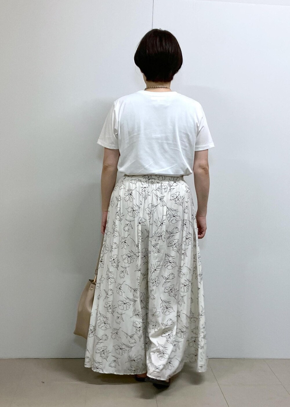 「夏コーデ、お出かけコーデ、旅行コーデ、女子会コーデ、大人カジュアル、ROPÉ PICNIC、ストレート、ブルべ夏、混合、トップス、Tシャツ/カットソー、パンツ、バッグ、ショルダーバッグ、GDM15340」｜「ROPE' PICNICのイージースカーチョ/UVカット・洗濯機OK（その他パンツ、ホワイト系）」を使った、ゆんさん（レディース・155cm）の夏コーディネートの4枚目の写真