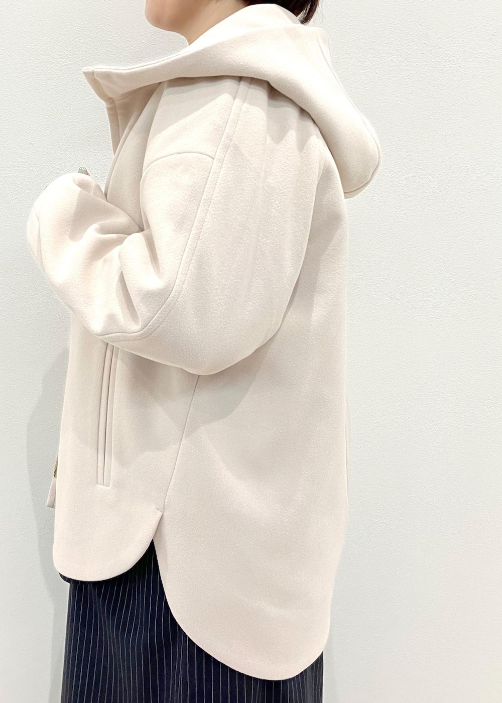 ブラック系のトートバッグ、ブルー系のワンピース、ブラック系のパンプスを着用したレディースの秋コーディネートの8枚目の写真