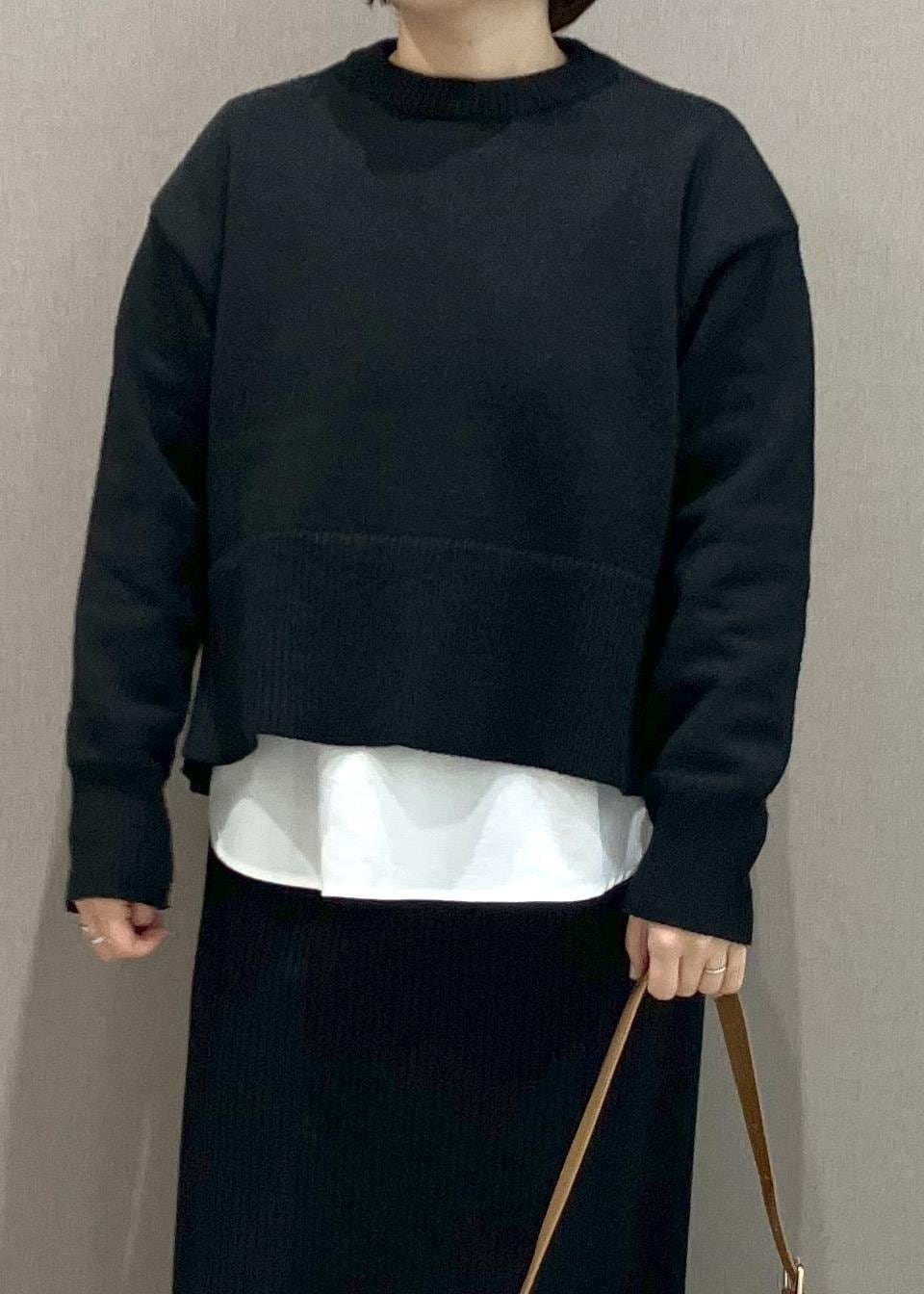 ブラック系のニット/セーター、ブラック系のスカート、ブラック系のダウンジャケット/コートを着用したレディースの冬コーディネートの8枚目の写真