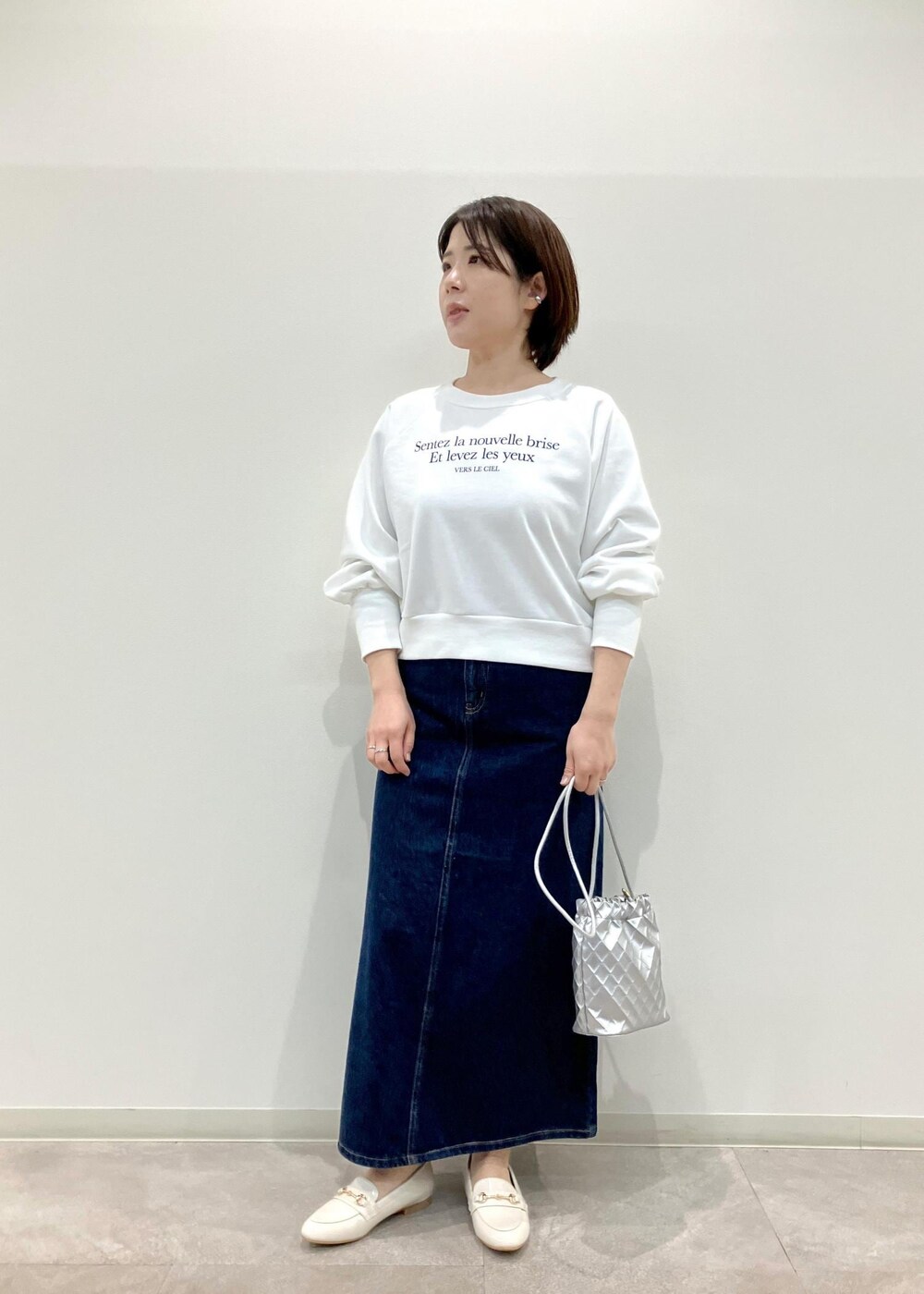 「デニム、スエット、デニムジャケット、Gジャン、デニムスカート、スカート、ロングスカート、アウター、ローファー、R、ROPEPICNIC、ROPE PICNIC、ROPÉ PICNIC R、ロペピクニック、ハルタ」｜「ROPE' PICNICのROPE' PICNIC PASSAGE byHARUTA/エナメルビット付フラットローファー（ローファー、ホワイト系）」を使った、ゆんさん（レディース・155cm）の冬コーディネートの5枚目の写真