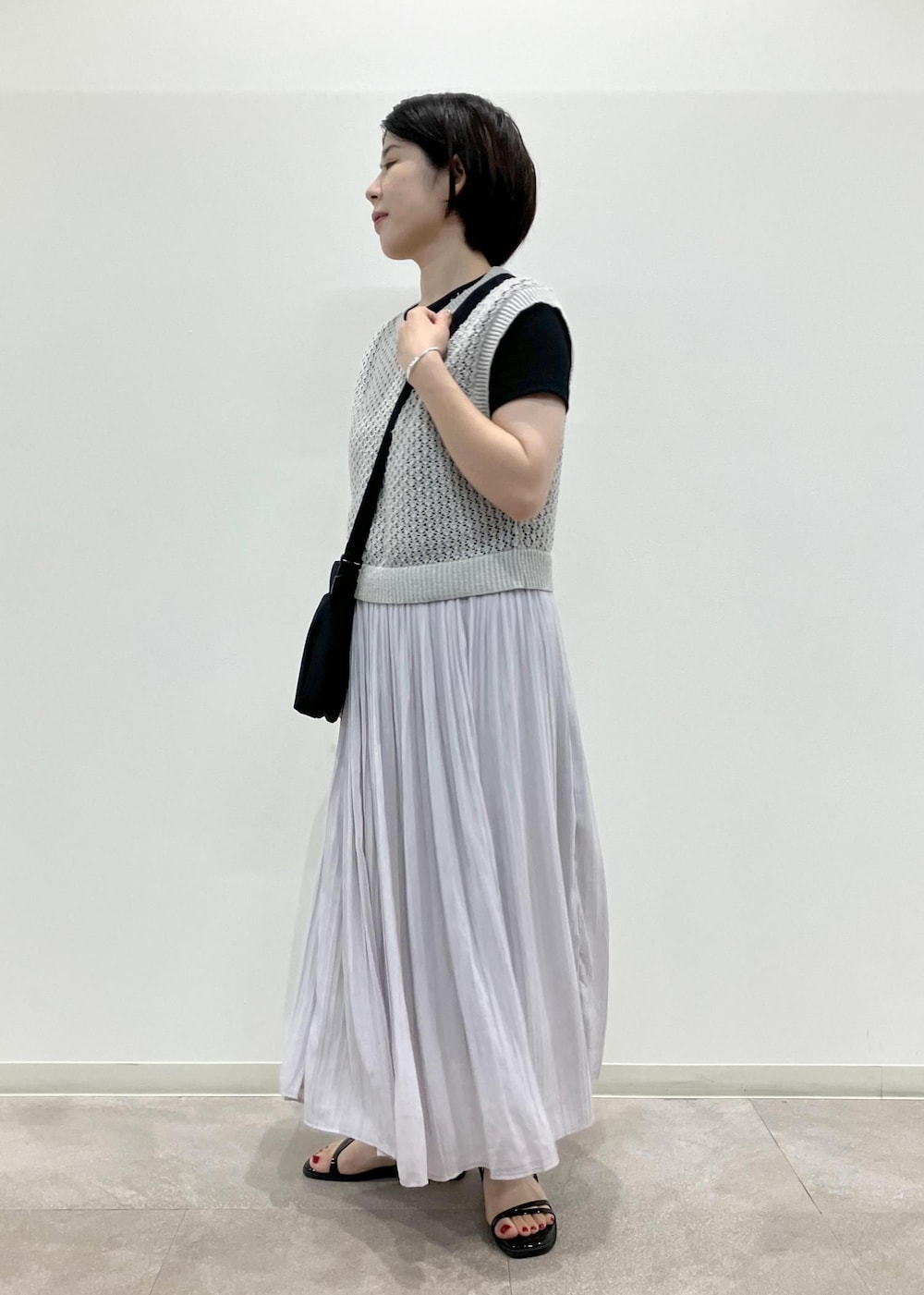 「夏コーデ、お出かけコーデ、カジュアルコーデ、ROPÉ PICNIC、ストレート、ブルべ夏、混合、低身長、トップス、ベスト、スカート、バッグ、ショルダーバッグ、シューズ、サンダル」｜「ROPE' PICNICの透かし編みレイヤードベスト（ベスト、グレー系）」を使った、ゆんさん（レディース・155cm）の夏コーディネートの2枚目の写真