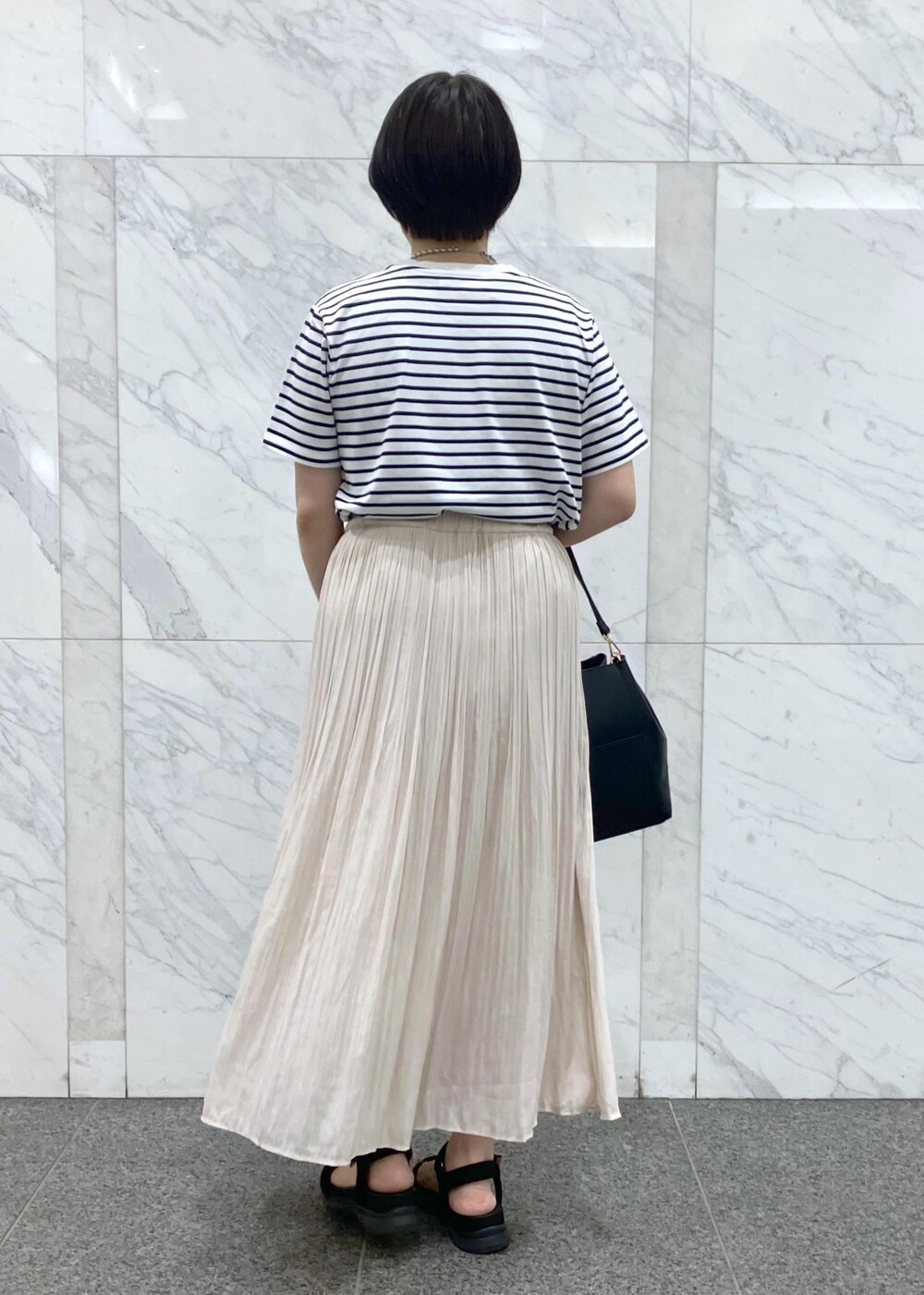 「夏コーデ、女子会コーデ、大人カジュアル、スカートスタイル、ROPÉ PICNIC、ストレート、ブルべ夏、混合、トップス、Tシャツ/カットソー、スカート、バッグ、ショルダーバッグ、シューズ、サンダル」｜「ROPE' PICNICの【UVカット・汗染み加工・接触冷感】手描き風ロゴプリントTシャツ（Tシャツ/カットソー、ブルー系）」を使った、ゆんさん（レディース・155cm）の夏コーディネートの3枚目の写真