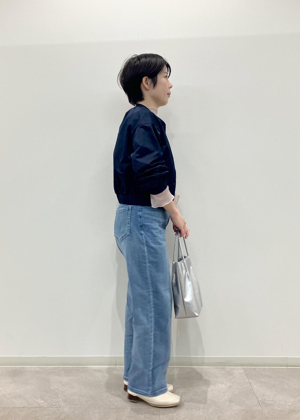 「革命デニム、デニム、ウエストシェイプハイライズマムジーンズ、デニムパンツ、パンツ、GDS14230、GDM14170、シアーラメメロートップス、ヘビーライトブルゾン、撥水加工、シルバーバッグ、トップス、GIX14090、アウター、ライトアウター」｜「ROPE' PICNICの【新色追加】洗えるメッシュハンドルミドルトートバッグ（トートバッグ、シルバー系）」を使った、ゆんさん（レディース・155cm）の春コーディネートの2枚目の写真