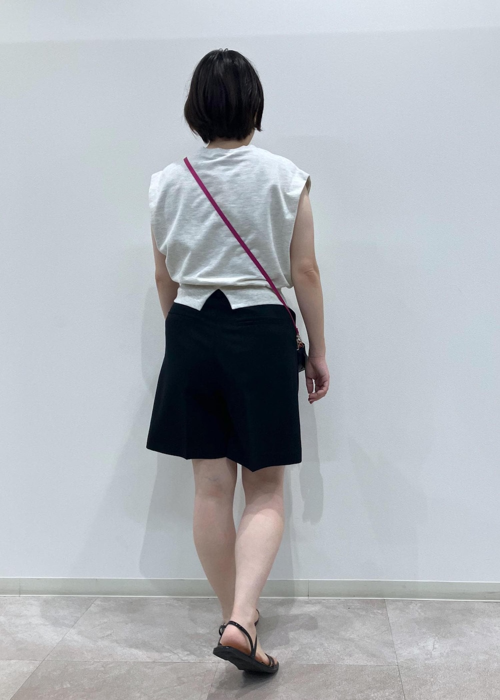 「初秋コーデ、お出かけコーデ、旅行コーデ、アウトドアコーデ、大人カジュアル、ROPÉ PICNIC、ストレート、ブルべ夏、混合、低身長、トップス、スウェット、パンツ、バッグ、ショルダーバッグ」｜「ROPE' PICNICのスキニーストラップフラットサンダル（サンダル、ブラック系）」を使った、ゆんさん（レディース・155cm）の夏コーディネートの2枚目の写真