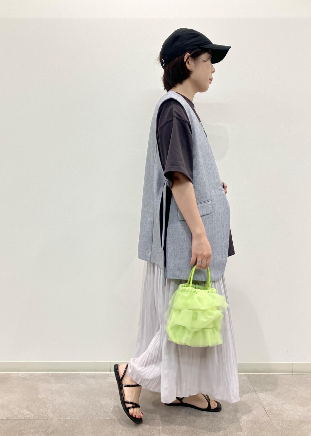 「夏コーデ、お出かけコーデ、カジュアルコーデ、ROPÉ PICNIC、ストレート、ブルべ夏、混合、低身長、トップス、Tシャツ/カットソー、ベスト、スカート、バッグ、ショルダーバッグ、シューズ」｜「ROPE' PICNICのスキニーストラップフラットサンダル（サンダル、ブラック系）」を使った、ゆんさん（レディース・155cm）の夏コーディネートの3枚目の写真