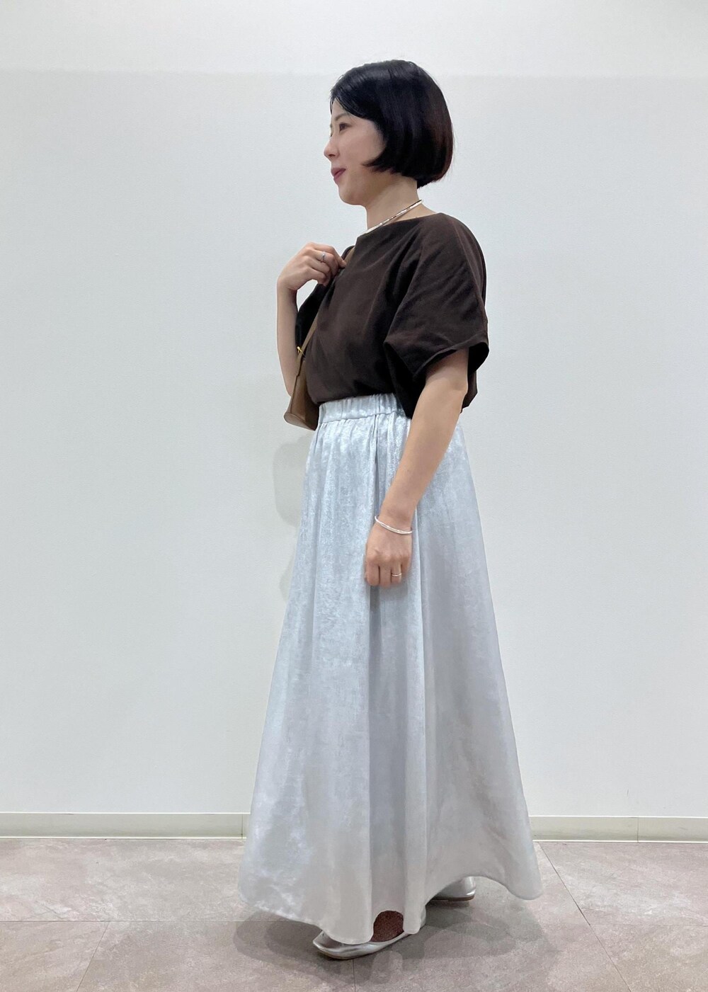 「初秋コーデ、秋コーデ、お出かけコーデ、スカートスタイル、ROPÉ PICNIC、ストレート、ブルべ夏、混合、低身長、トップス、ニット/セーター、スカート、バッグ、ショルダーバッグ、シューズ」｜「ROPE' PICNICのメタリックスカート（スカート、シルバー系）」を使った、ゆんさん（レディース・155cm）の秋コーディネートの2枚目の写真