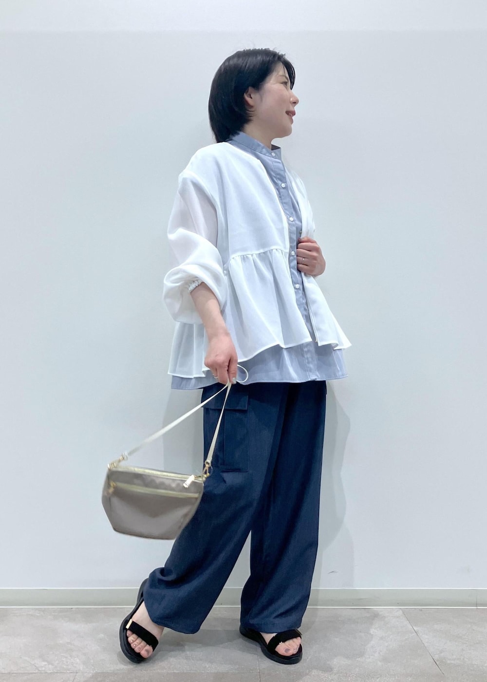 「初夏コーデ、夏コーデ、お出かけコーデ、旅行コーデ、大人カジュアル、ROPÉ PICNIC、ストレート、ブルべ夏、混合、トップス、シャツ/ブラウス、ジャケット/アウター、ブルゾン、パンツ、カーゴパンツ」｜「ROPE' PICNICの【UV対応・防シワ】フレンチペプラムシャツ（シャツ/ブラウス、ブルー系）」を使った、ゆんさん（レディース・155cm）の春コーディネートの5枚目の写真