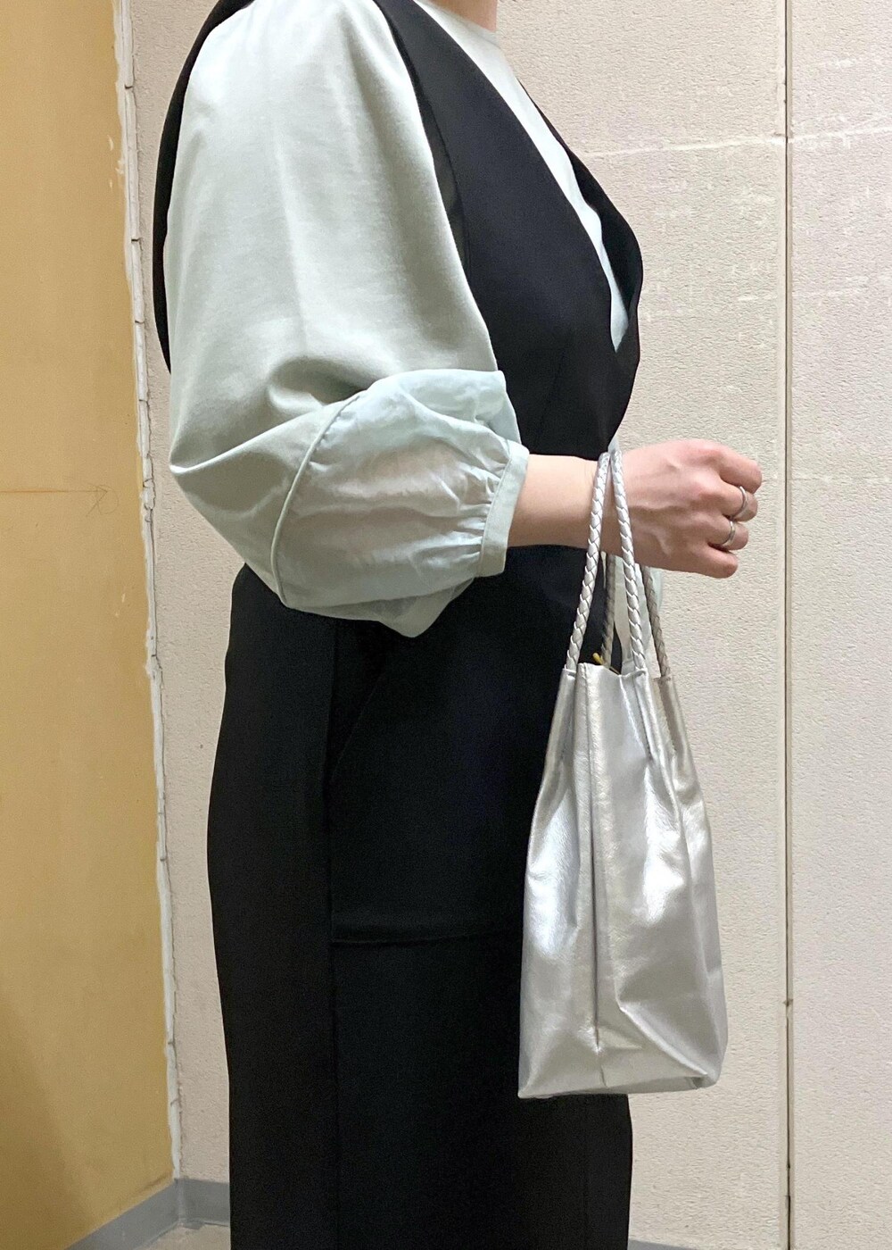 「春コーデ、授業参観日コーデ、お出かけコーデ、推し活コーデ、女子会コーデ、シンプルコーデ、ROPÉ PICNIC、ストレート、ブルべ夏、混合、トップス、Tシャツ/カットソー、ワンピース、ジャンパースカート、バッグ」｜「ROPE' PICNICの【累計25,000点突破】洗えるメッシュハンドルミドルトートバッグ（トートバッグ、シルバー系）」を使った、ゆんさん（レディース・155cm）の春コーディネートの4枚目の写真