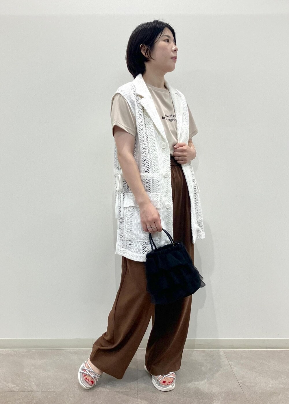 「夏コーデ、お出かけコーデ、大人カジュアル、ROPÉ PICNIC、ストレート、ブルべ夏、混合、低身長、トップス、Tシャツ/カットソー、ベスト、パンツ、バッグ、ショルダーバッグ、シューズ」｜「ROPE' PICNICのレースミリタリージレ（ベスト、ホワイト系）」を使った、ゆんさん（レディース・155cm）の夏コーディネートの2枚目の写真