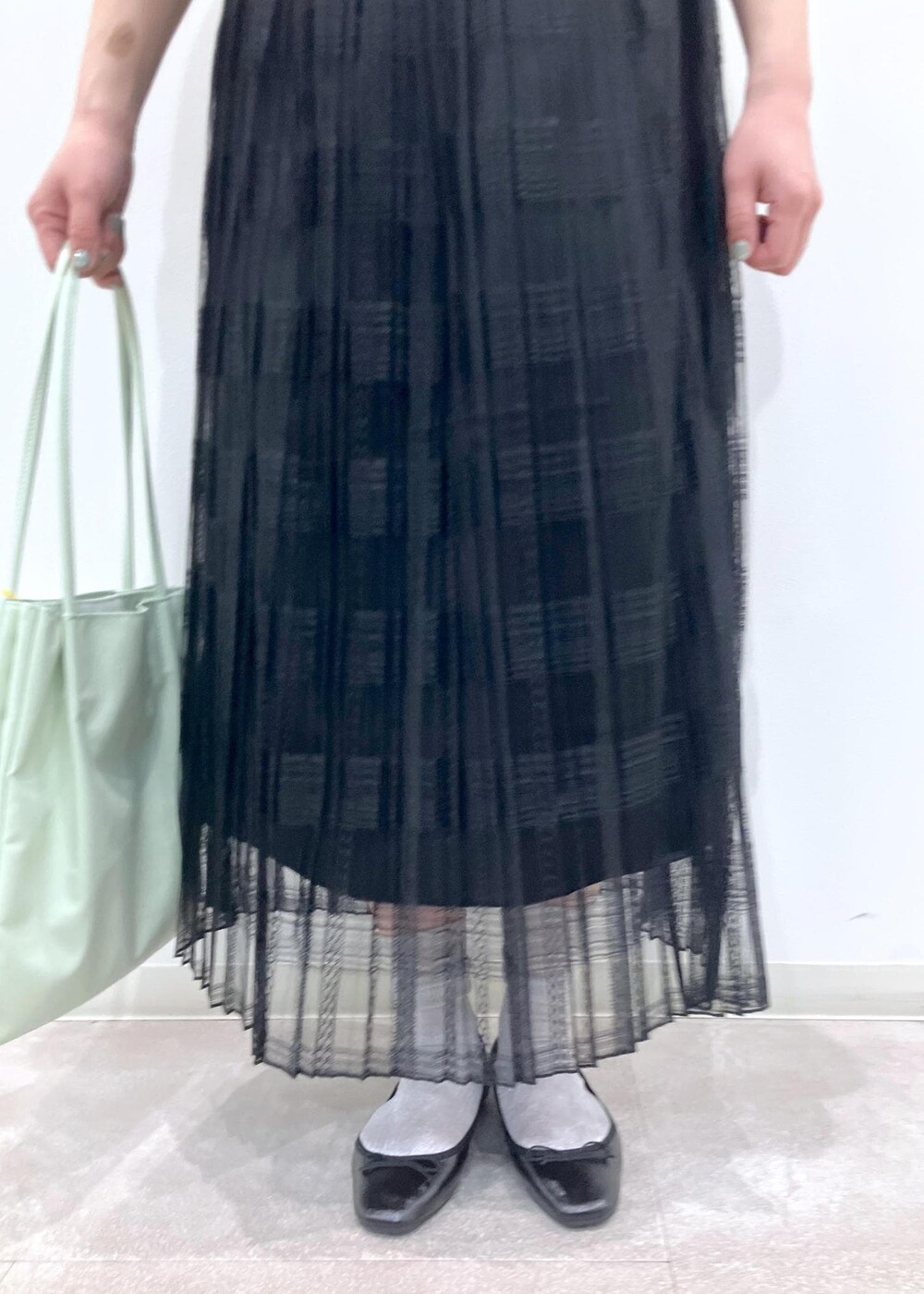 「春コーデ、初夏コーデ、授業参観日コーデ、デートコーデ、お出かけコーデ、女子会コーデ、スカートスタイル、ROPÉ PICNIC、ストレート、ブルべ夏、混合、トップス、ニット/セーター、スカート、バッグ」｜「ROPE' PICNICのレイヤードにも/プリーツレーススカート（スカート、ブラック系）」を使った、ゆんさん（レディース・155cm）の春コーディネートの5枚目の写真