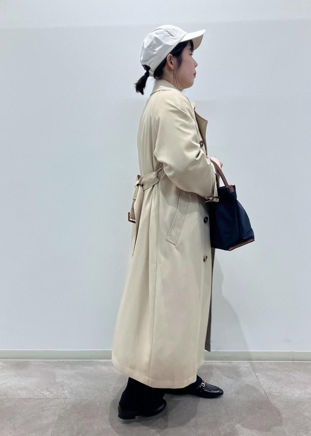 「春アウター、春コーデ、お出かけコーデ、旅行コーデ、女子会コーデ、大人カジュアル、パンツスタイル、ROPÉ PICNIC、ストレート、ブルべ夏、混合、トップス、カーディガン、ジャケット/アウター、トレンチコート」｜「Legato Largoの【一部店舗限定】【Legato Largo/レガートラルゴ】肩楽ショルダーバッグ（ショルダーバッグ、ブルー系）」を使った、ゆんさん（レディース・155cm）の冬コーディネートの2枚目の写真