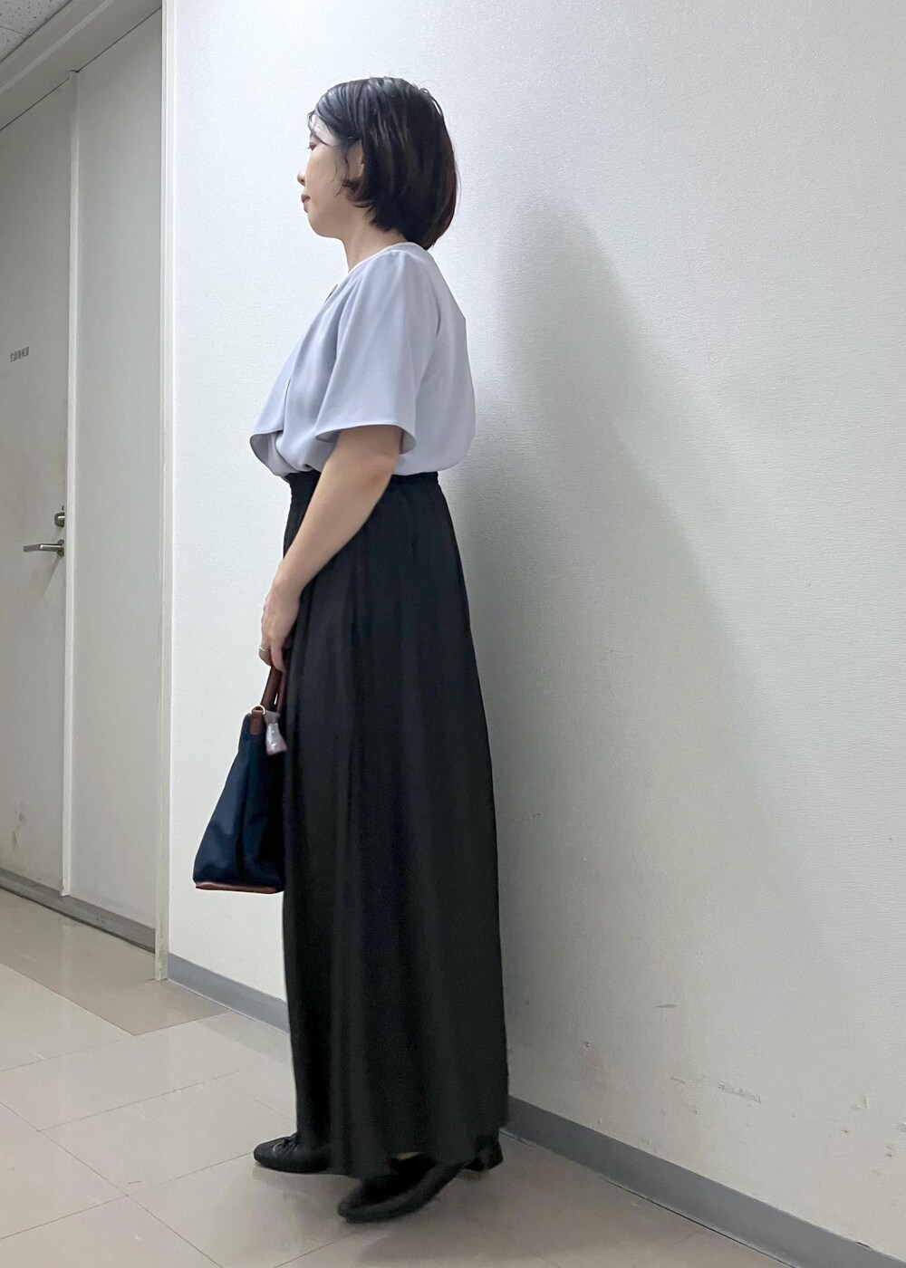 「初秋コーデ、秋コーデ、お仕事コーデ、授業参観日コーデ、きれいめコーデ、ROPÉ PICNIC、ストレート、ブルべ夏、混合、低身長、トップス、シャツ/ブラウス、パンツ、バッグ、ショルダーバッグ」｜「ROPE' PICNICのリボンギャザーミドルヒールパンプス（パンプス、ブラック系）」を使った、ゆんさん（レディース・155cm）の秋コーディネートの2枚目の写真