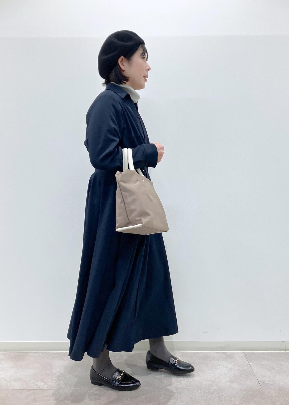 「冬コーデ、授業参観日コーデ、お正月・初詣コーデ、きれいめコーデ、ROPÉ PICNIC、ストレート、ブルべ夏、混合、トップス、ニット/セーター、ワンピース、シャツワンピース、バッグ、ショルダーバッグ、シューズ」｜「Legato Largoの【一部店舗限定】【Legato Largo/レガートラルゴ】肩楽ショルダーバッグ（ショルダーバッグ、ブラウン系）」を使った、ゆんさん（レディース・155cm）の冬コーディネートの4枚目の写真