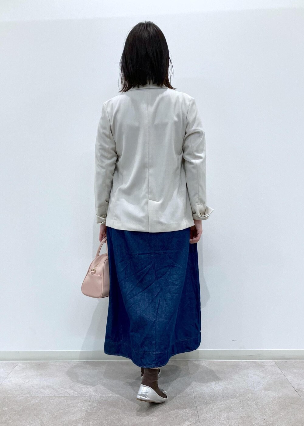 「お花見コーデ、ROPÉPICNIC_TIMESALE、春コーデ、デートコーデ、お出かけコーデ、女子会コーデ、体型カバー、ROPÉ PICNIC、ストレート、ブルべ夏、混合、ジャケット/アウター、テーラードジャケット、ワンピース、バッグ」｜「ROPE' PICNICのデニムワンピース（ワンピース、ブルー系）」を使った、ゆんさん（レディース・155cm）の春コーディネートの4枚目の写真