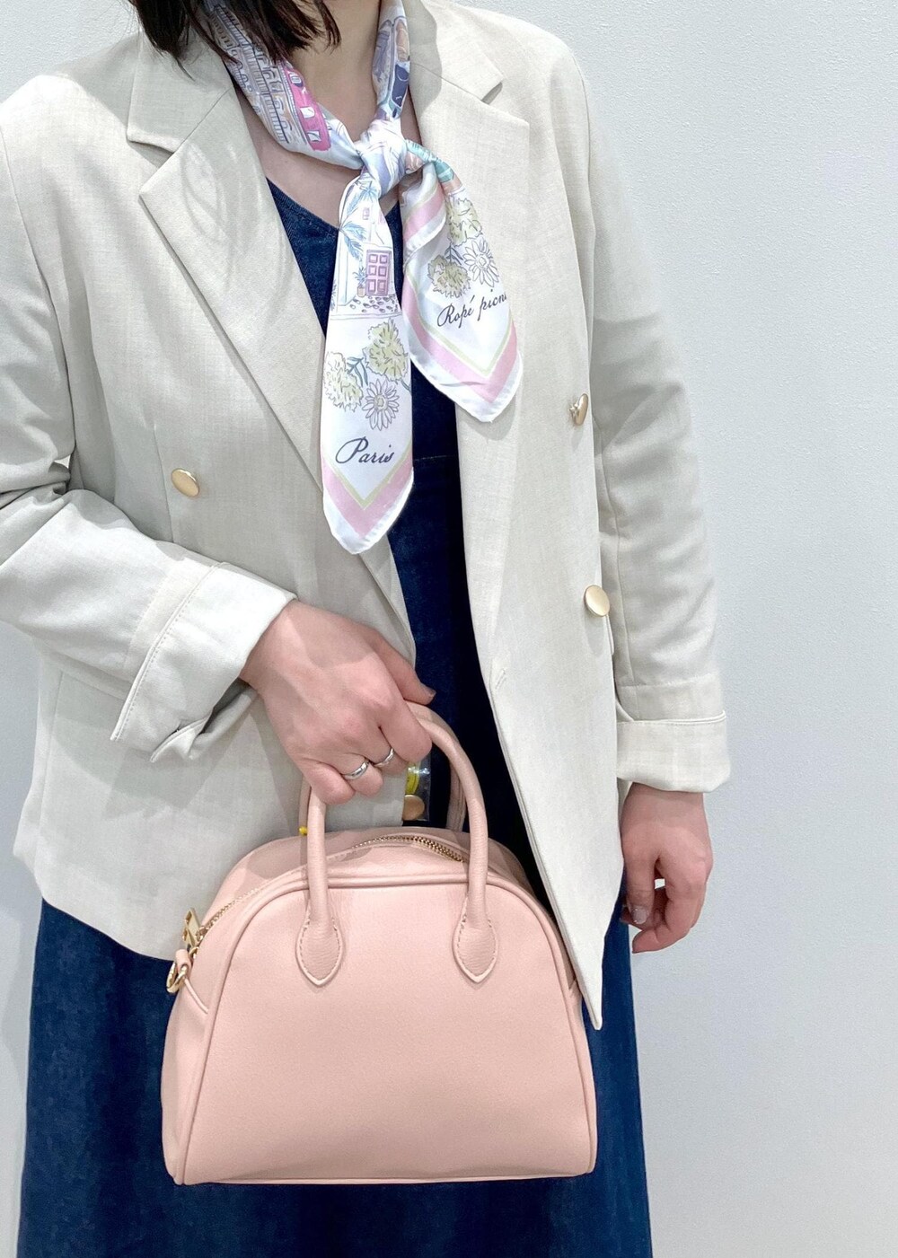 「お花見コーデ、ROPÉPICNIC_TIMESALE、春コーデ、デートコーデ、お出かけコーデ、女子会コーデ、体型カバー、ROPÉ PICNIC、ストレート、ブルべ夏、混合、ジャケット/アウター、テーラードジャケット、ワンピース、バッグ」｜「ROPE' PICNICのデニムワンピース（ワンピース、ブルー系）」を使った、ゆんさん（レディース・155cm）の春コーディネートの5枚目の写真