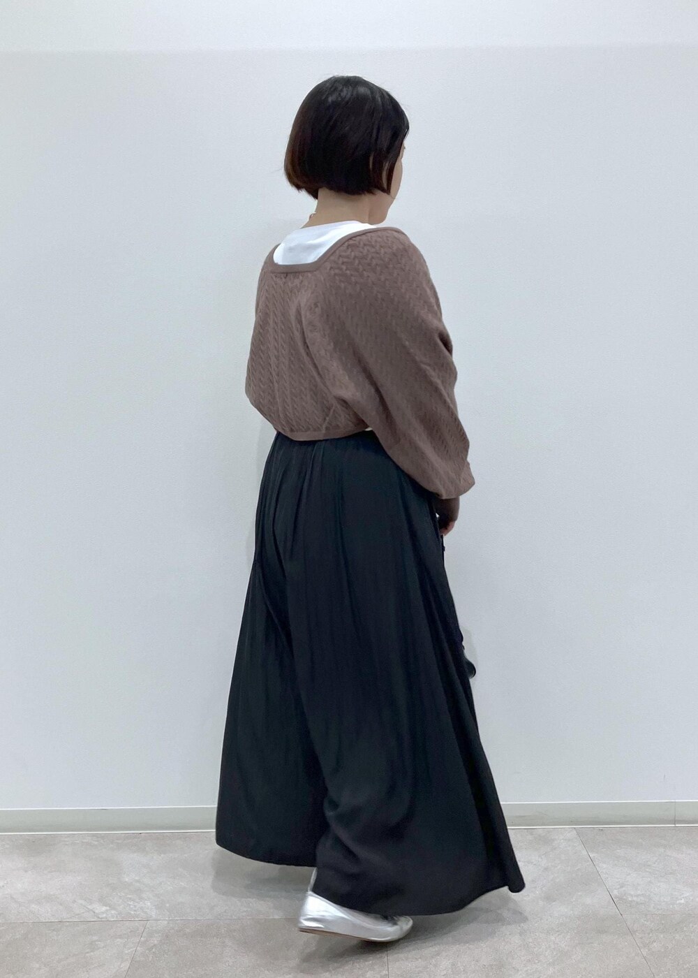 「初秋コーデ、秋コーデ、女子会コーデ、パンツスタイル、モノトーンコーデ、ROPÉ PICNIC、ストレート、ブルべ夏、混合、低身長、トップス、Tシャツ/カットソー、カーディガン、パンツ、バッグ」｜「ROPE' PICNICの【ご好評につき新色追加】さらさらアソート柄スカーチョ（その他パンツ、グレー系）」を使った、ゆんさん（レディース・155cm）の秋コーディネートの2枚目の写真