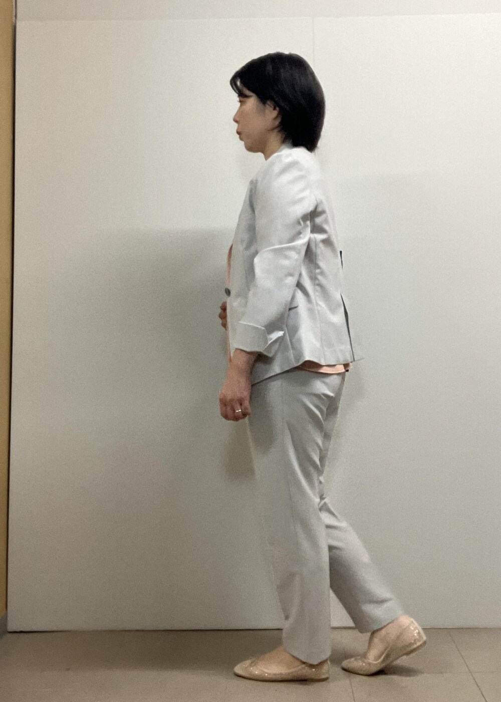 「春のお仕事服_pickup、初夏コーデ、夏コーデ、初秋コーデ、お仕事コーデ、授業参観日コーデ、きれいめコーデ、ROPÉ PICNIC、ストレート、ブルべ夏、混合、トップス、シャツ/ブラウス、ジャケット/アウター、ノーカラージャケット」｜「ROPE' PICNICの多機能ランダムタックハーフスリーブブラウス / 通勤にも（シャツ/ブラウス、オレンジ系）」を使った、ゆんさん（レディース・155cm）の春コーディネートの2枚目の写真