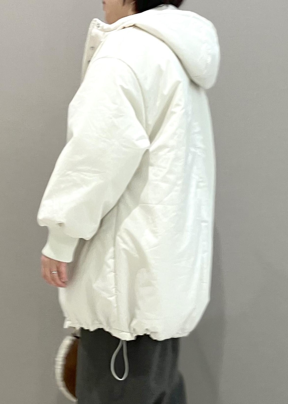 ホワイト系のニット/セーター、ブラウン系のショルダーバッグ、ブラウン系のスカートを着用したレディースの秋コーディネートの8枚目の写真