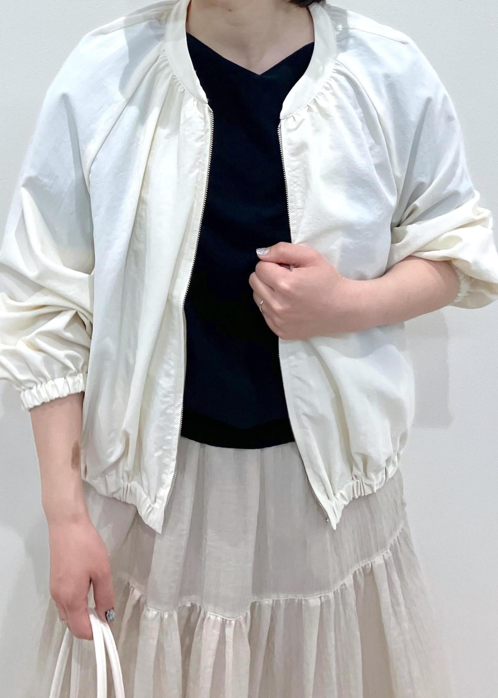 「初夏コーデ、夏コーデ、初秋コーデ、デートコーデ、お出かけコーデ、旅行コーデ、女子会コーデ、スカートスタイル、ROPÉ PICNIC、ストレート、ブルべ夏、混合、トップス、ニット/セーター、ジャケット/アウター」｜「ROPE' PICNICの洗える3層ミドルトートバッグ（トートバッグ、ホワイト系）」を使った、ゆんさん（レディース・155cm）の春コーディネートの9枚目の写真