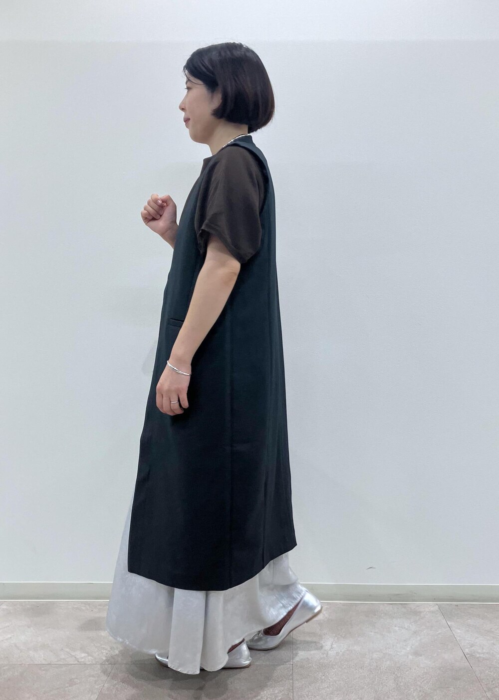 「初秋コーデ、秋コーデ、お出かけコーデ、スカートスタイル、ROPÉ PICNIC、ストレート、ブルべ夏、混合、低身長、トップス、ニット/セーター、ベスト、スカート、バッグ、ショルダーバッグ」｜「ROPE' PICNICのメタリックスカート（スカート、シルバー系）」を使った、ゆんさん（レディース・155cm）の秋コーディネートの2枚目の写真
