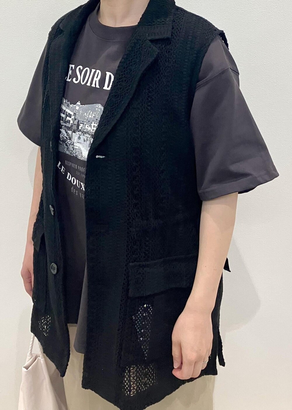 「GSM14040、レースミリタリージレ、ベスト、GDS14130、GIA14190、GIX14090、GDL14090、24SS夏の新作、大人カジュアル、骨格ストレート、洗えるバッグ、スキニーストラップフラットサンダル、サンダル、デザインT、Tシャツ」｜「ROPE' PICNICの洗えるメッシュハンドルミドルトートバッグ（トートバッグ、ホワイト系）」を使った、ゆんさん（レディース・155cm）の夏コーディネートの4枚目の写真