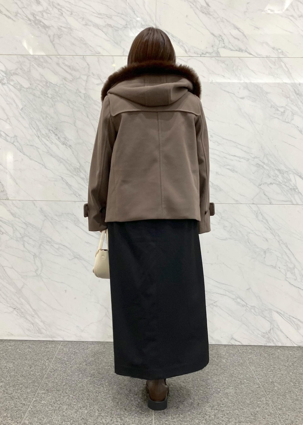 ブラック系のワンピース、ブラウン系のダッフルコート、ホワイト系のニット/セーターを着用したレディースの冬コーディネートの4枚目の写真