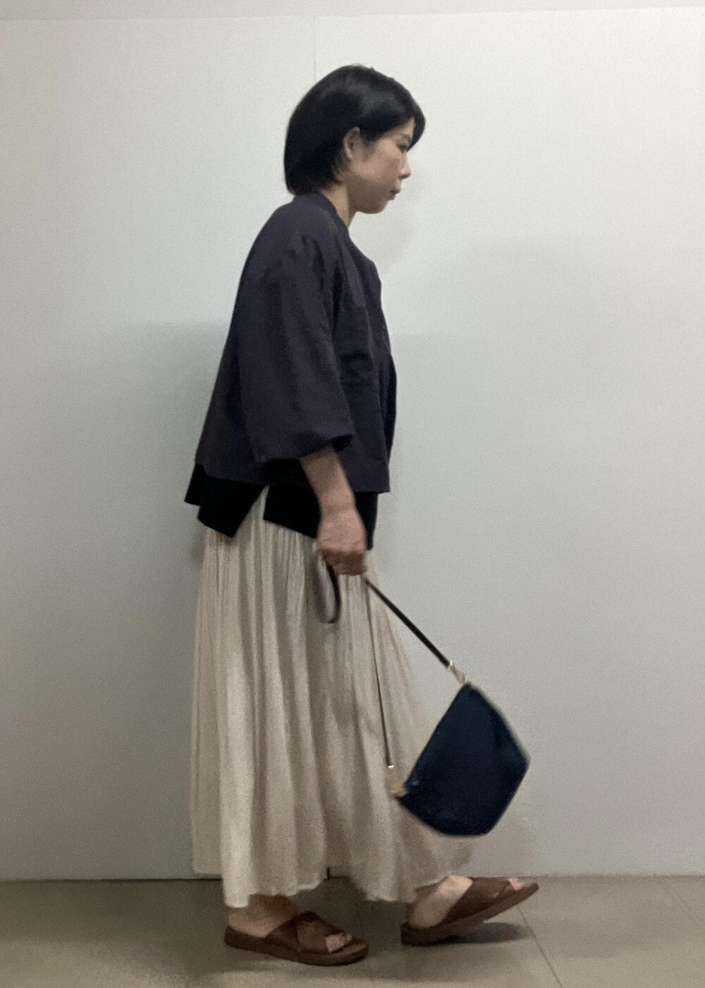 「Wbag_pickup、Wshirt_pickup、Wtops_pickup、初夏コーデ、夏コーデ、初秋コーデ、お出かけコーデ、旅行コーデ、スカートスタイル、ROPÉ PICNIC、ストレート、ブルべ夏、混合、トップス、Tシャツ/カットソー」｜「ROPE' PICNICの【新色追加】着丈が選べるエアリープリーツスカート（スカート、ベージュ系）」を使った、ゆんさん（レディース・155cm）の春コーディネートの4枚目の写真