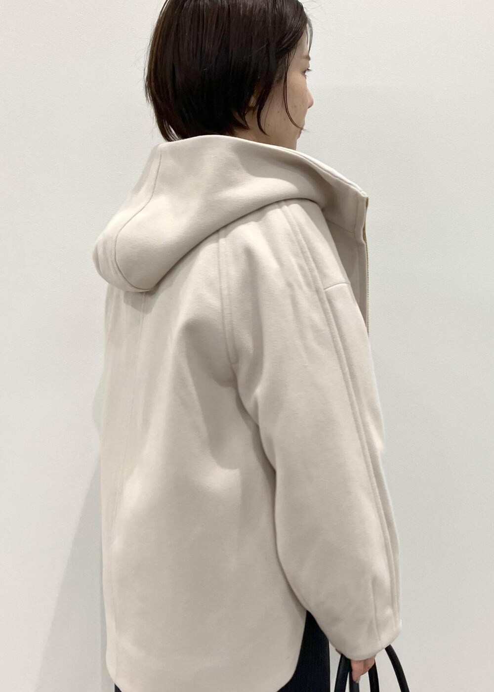 ブラック系のトートバッグ、ブルー系のワンピース、ブラック系のパンプスを着用したレディースの秋コーディネートの7枚目の写真