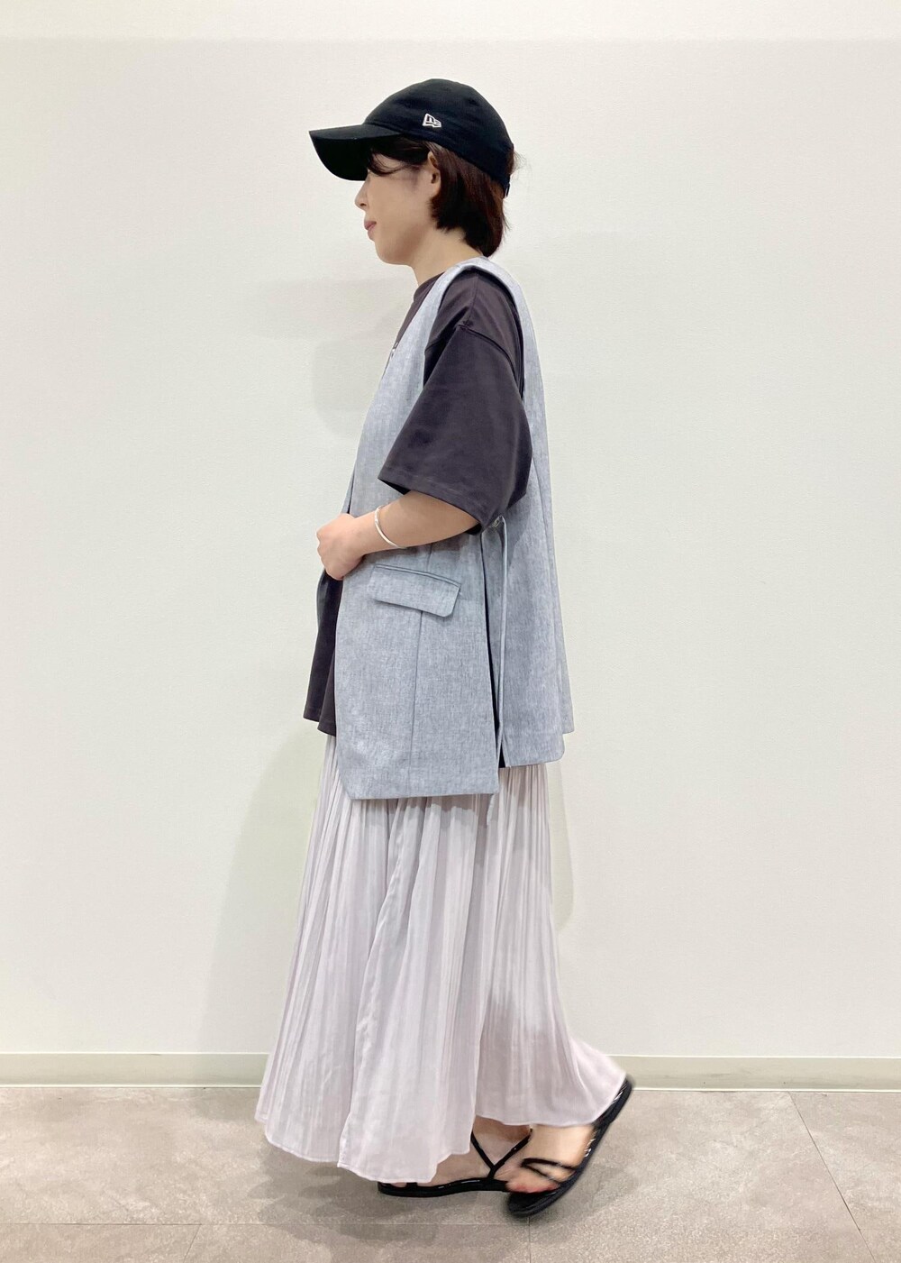「夏コーデ、お出かけコーデ、カジュアルコーデ、ROPÉ PICNIC、ストレート、ブルべ夏、混合、低身長、トップス、Tシャツ/カットソー、ベスト、スカート、バッグ、ショルダーバッグ、シューズ」｜「ROPE' PICNICのスキニーストラップフラットサンダル（サンダル、ブラック系）」を使った、ゆんさん（レディース・155cm）の夏コーディネートの2枚目の写真
