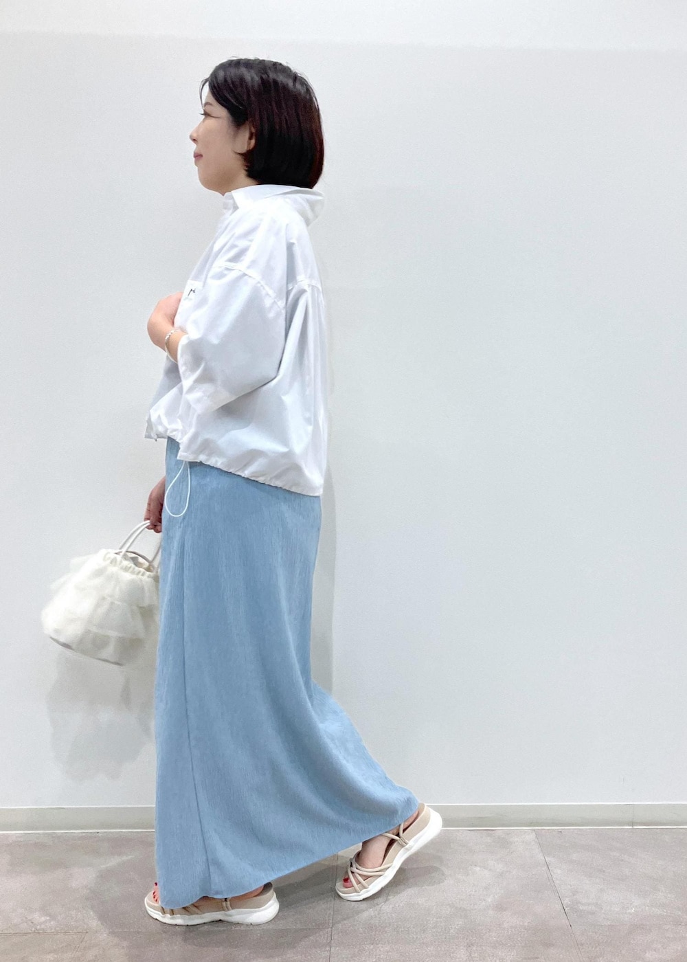 「夏コーデ、お出かけコーデ、旅行コーデ、スカートスタイル、ROPÉ PICNIC、ストレート、ブルべ夏、混合、低身長、トップス、Tシャツ/カットソー、シャツ/ブラウス、スカート、バッグ、ショルダーバッグ」｜「ROPE' PICNICのイレギュラープリーツ微光沢スカート（スカート、ブルー系）」を使った、ゆんさん（レディース・155cm）の夏コーディネートの2枚目の写真