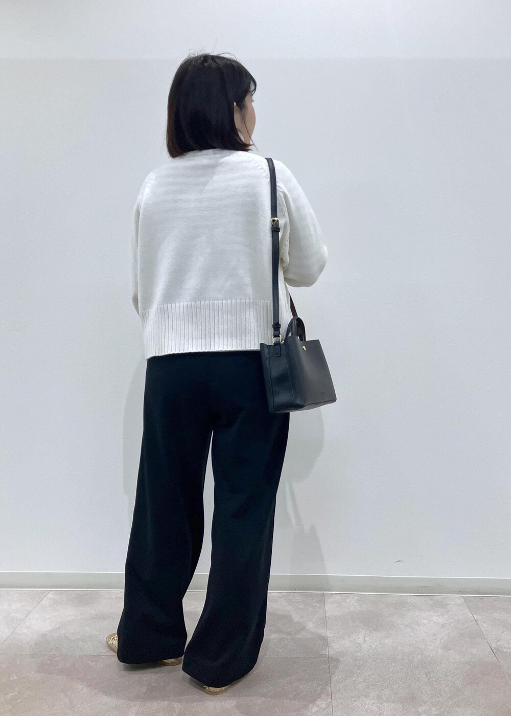 「冬コーデ、お出かけコーデ、パンツスタイル、ROPÉ PICNIC、ストレート、ブルべ夏、混合、トップス、ニット/セーター、パンツ、バッグ、ショルダーバッグ、シューズ、バレエシューズ、GDM54120」｜「ROPE' PICNICのハイネックラグランニットプルオーバー/帯電防止・洗濯機OK・新色追加（ニット/セーター、ホワイト系）」を使った、ゆんさん（レディース・155cm）の冬コーディネートの3枚目の写真